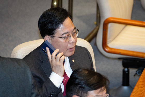 천영식 방미통위원 추천안 부결에 통화하는 송언석 원내대표