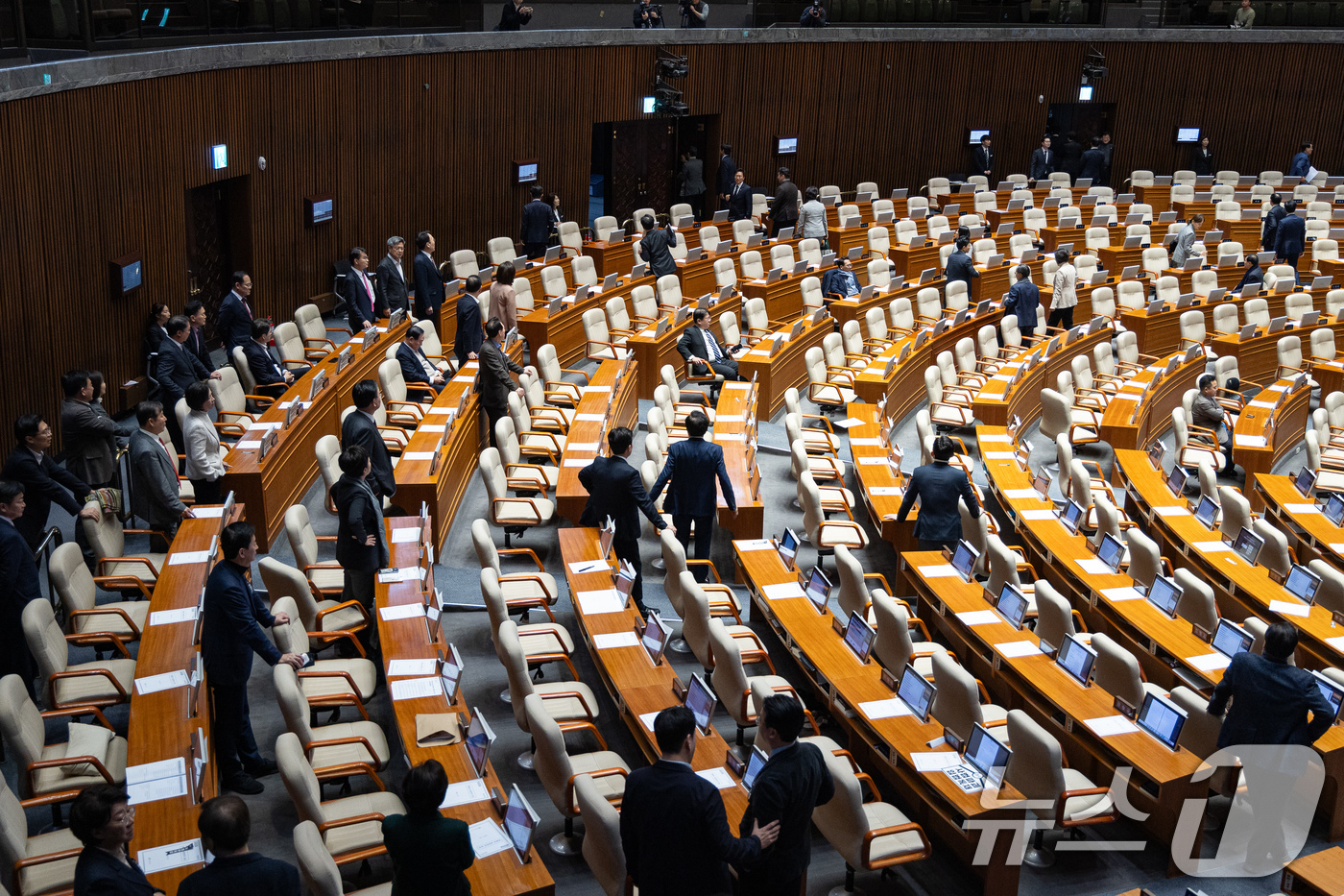 (서울=뉴스1) 유승관 기자 = 국민의힘 의원들이 26일 서울 여의도 국회에서 열린 제432회 국회(임시회) 제8차 본회의에서 천영식 방송미디어통신위원회 위원 추천안이 부결되자 항 …