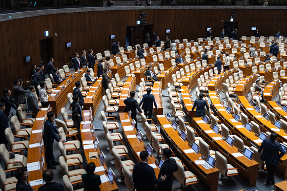 항의하는 국민의힘, 퇴장하는 민주당