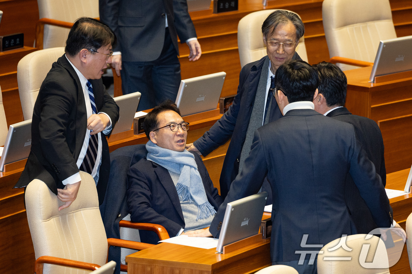 (서울=뉴스1) 유승관 기자 = 박선원 더불어민주당 의원이 26일 서울 여의도 국회에서 열린 제432회 국회(임시회) 제8차 본회의에서 천영식 방송미디어통신위원 추천안 부결 후 비 …