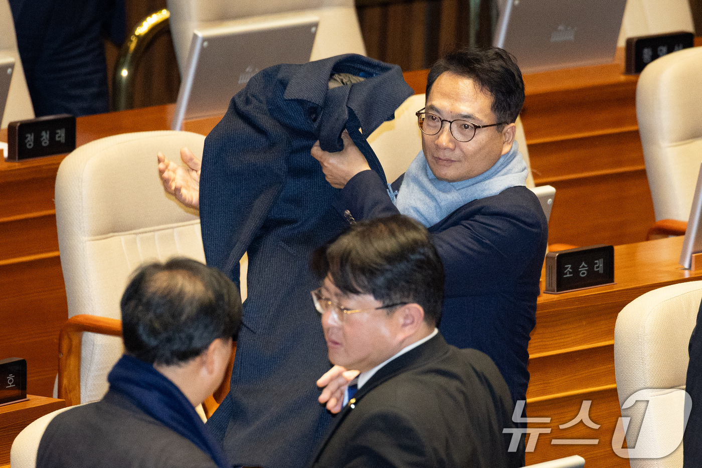 (서울=뉴스1) 유승관 기자 = 박선원 더불어민주당 의원이 26일 서울 여의도 국회에서 열린 제432회 국회(임시회) 제8차 본회의에서 천영식 방송미디어통신위원 추천안 부결 후 비 …