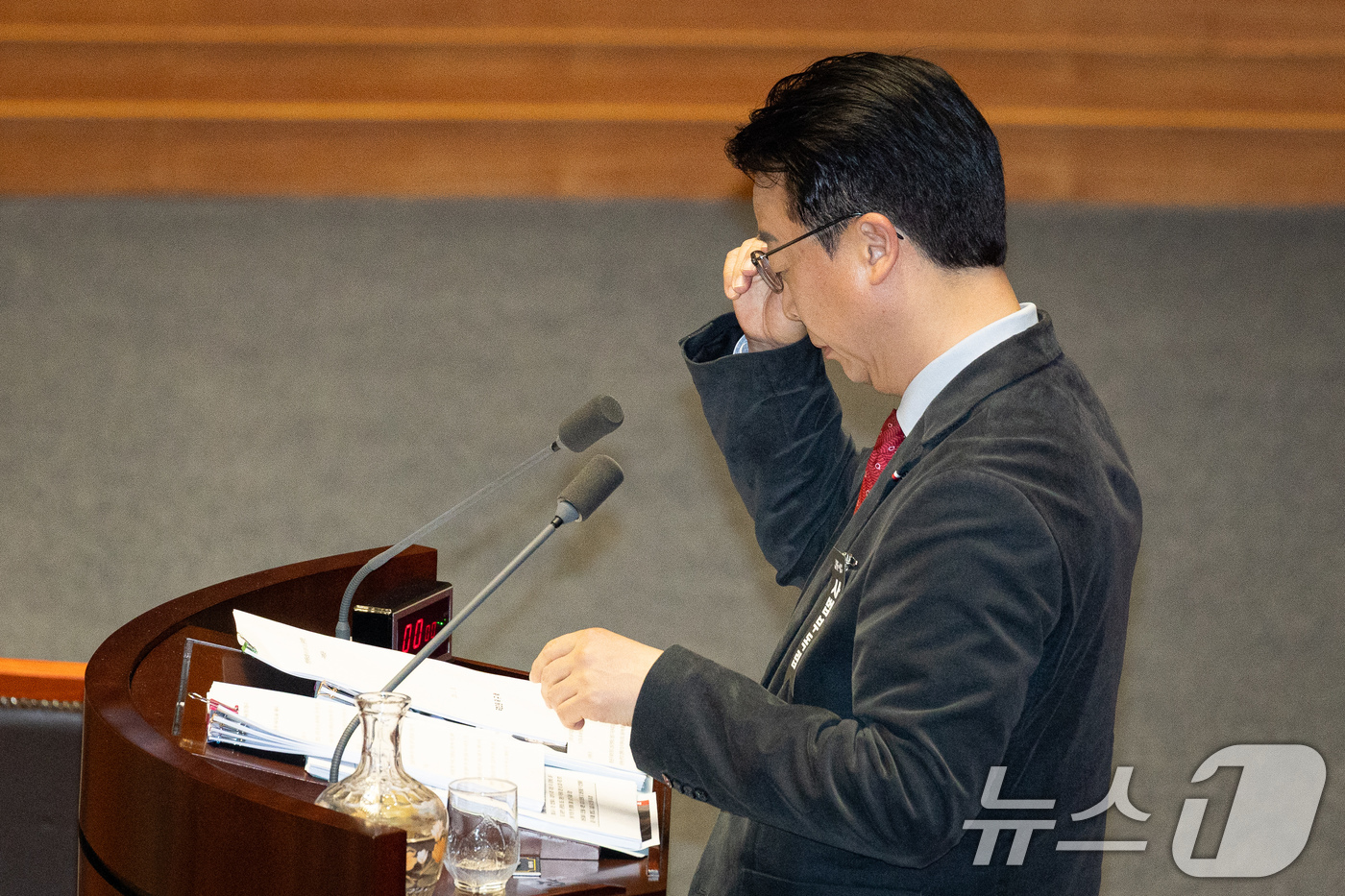 (서울=뉴스1) 유승관 기자 = 곽규택 국민의힘 의원이 26일 서울 여의도 국회에서 열린 제432회 국회(임시회) 제8차 본회의에서 헌법재판소법 일부개정법률안(대안)에 대한 무제한 …