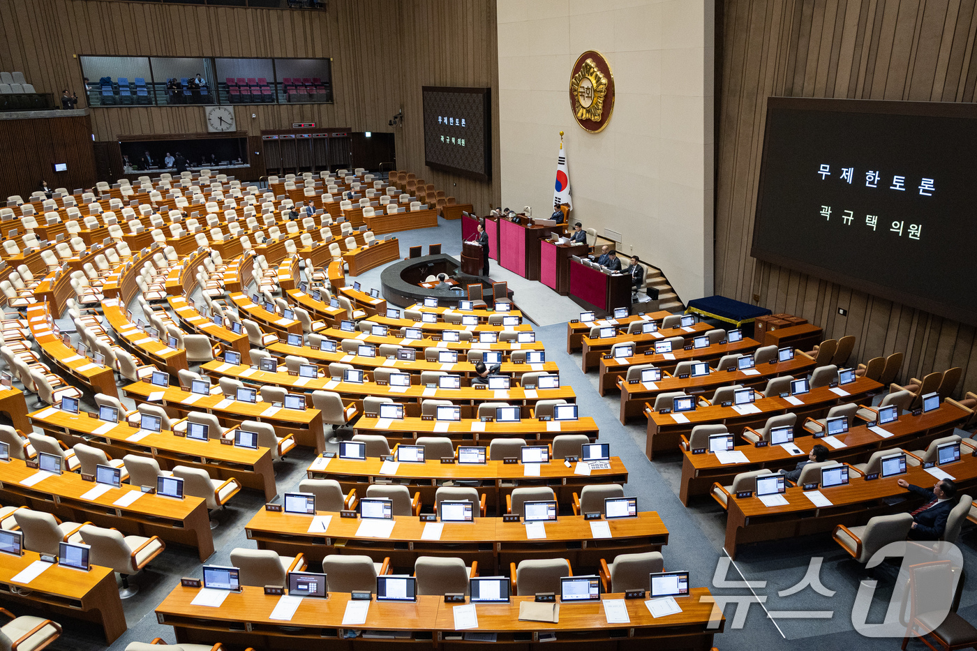 (서울=뉴스1) 유승관 기자 = 곽규택 국민의힘 의원이 26일 서울 여의도 국회에서 열린 제432회 국회(임시회) 제8차 본회의에서 헌법재판소법 일부개정법률안(대안)에 대한 무제한 …