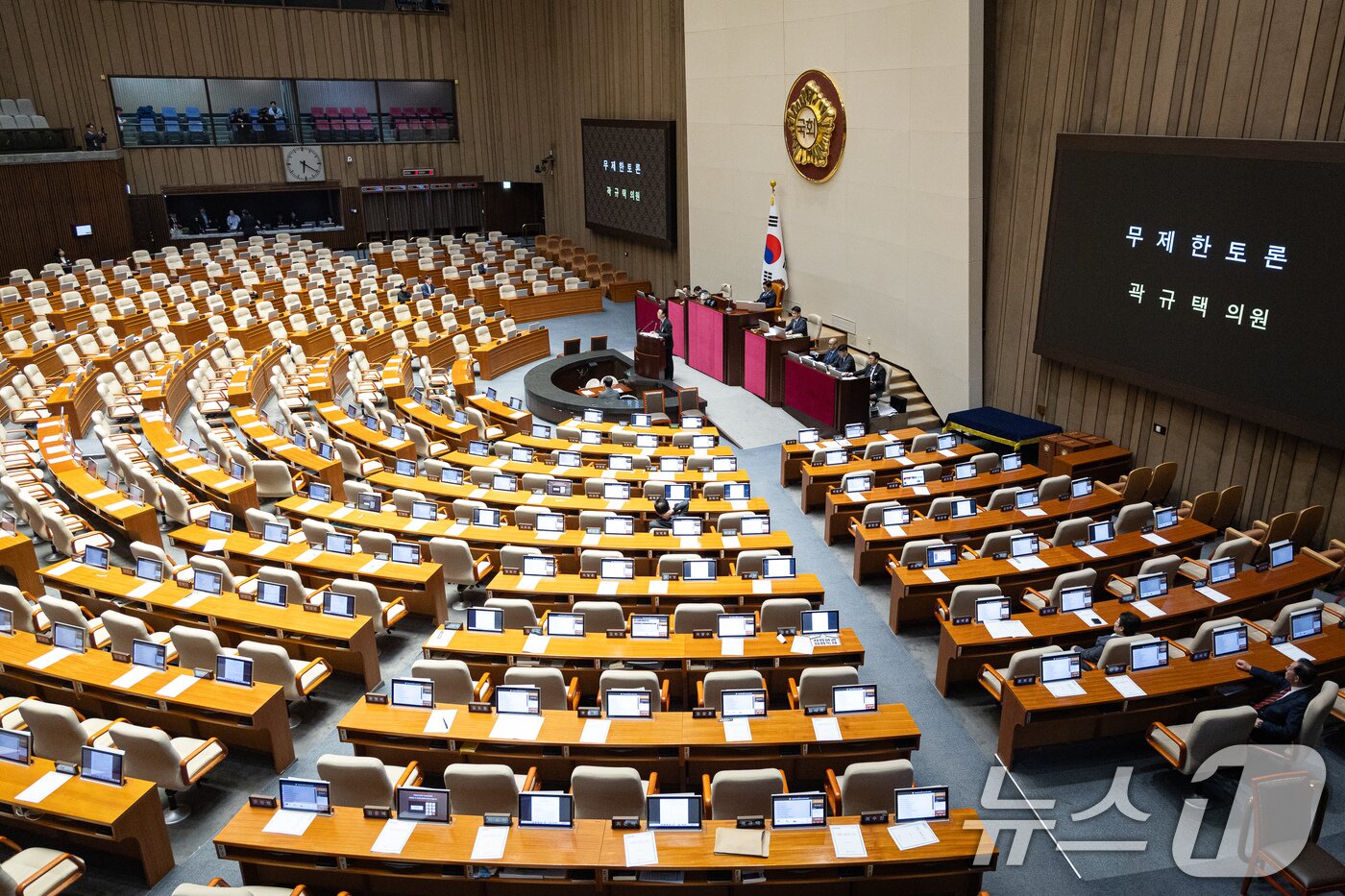 본문 이미지 - 곽규택 국민의힘 의원이 26일 서울 여의도 국회에서 열린 제432회 국회(임시회) 제8차 본회의에서 헌법재판소법 일부개정법률안(대안)에 대한 무제한토론(필리버스터)을 하고 있다. 2026.2.26 ⓒ 뉴스1 유승관 기자