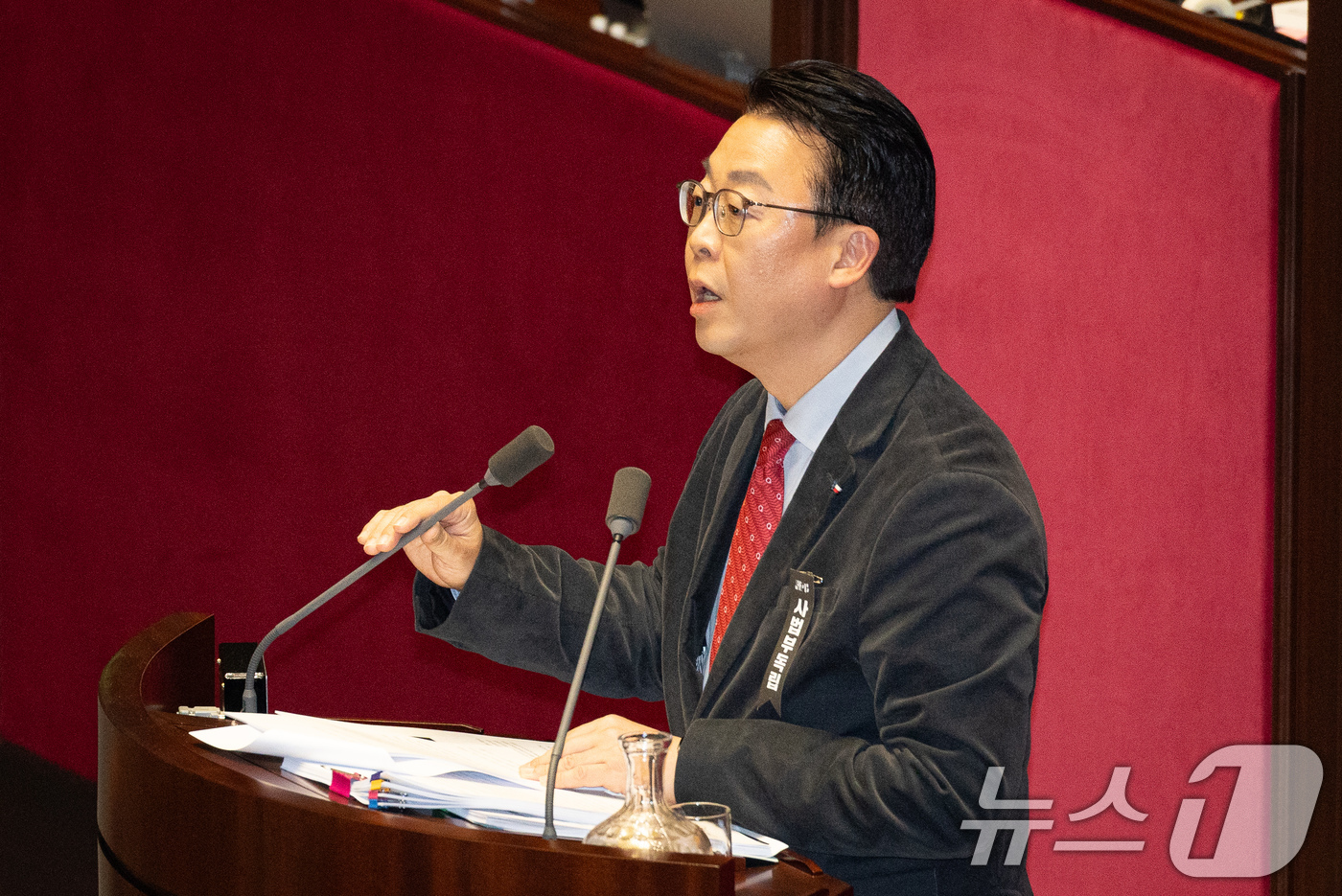 (서울=뉴스1) 유승관 기자 = 곽규택 국민의힘 의원이 26일 서울 여의도 국회에서 열린 제432회 국회(임시회) 제8차 본회의에서 헌법재판소법 일부개정법률안(대안)에 대한 무제한 …