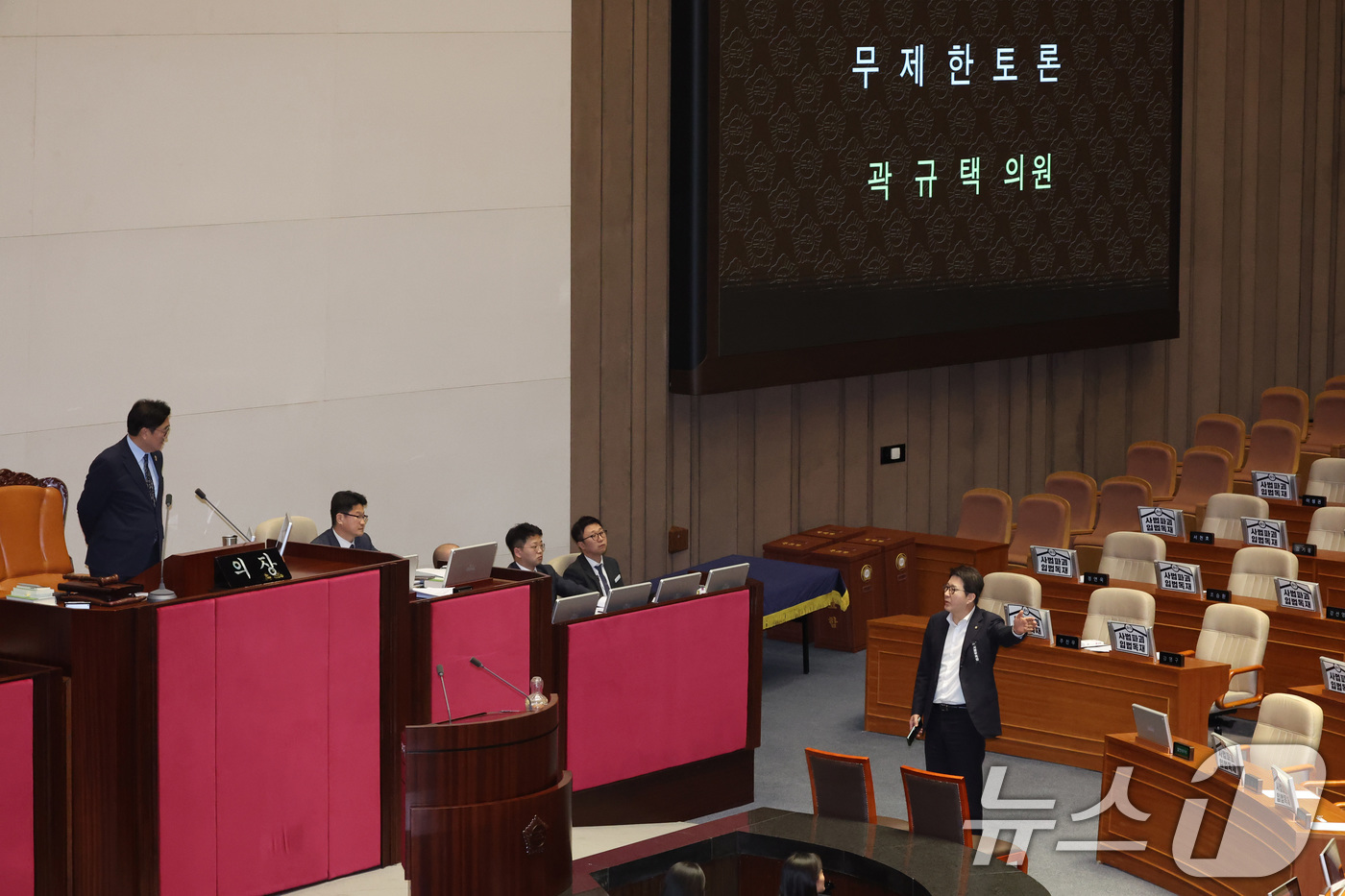 (서울=뉴스1) 신웅수 기자 = 신동욱 국민의힘 의원이 26일 서울 여의도 국회에서 열린 제432회 국회(임시회) 제8차 본회의에서 우원식 국회의장에게 박선원 더불어민주당 의원의 …