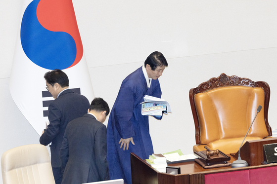 7박 8일 필리버스터, 우원식 국회의장과 교대하는 이학영 국회부의장