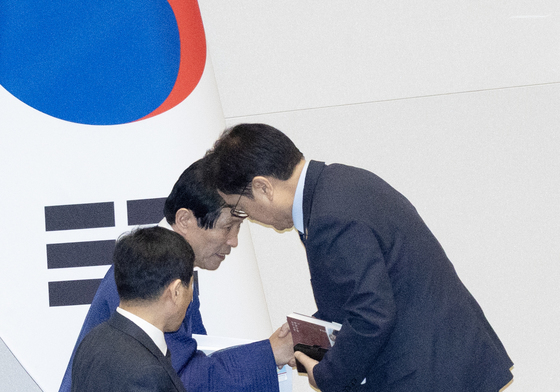 이학영 부의장과 교대하는 우원식 의장