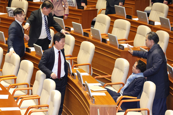 추천안 부결·비속어 사용으로 여야 충돌