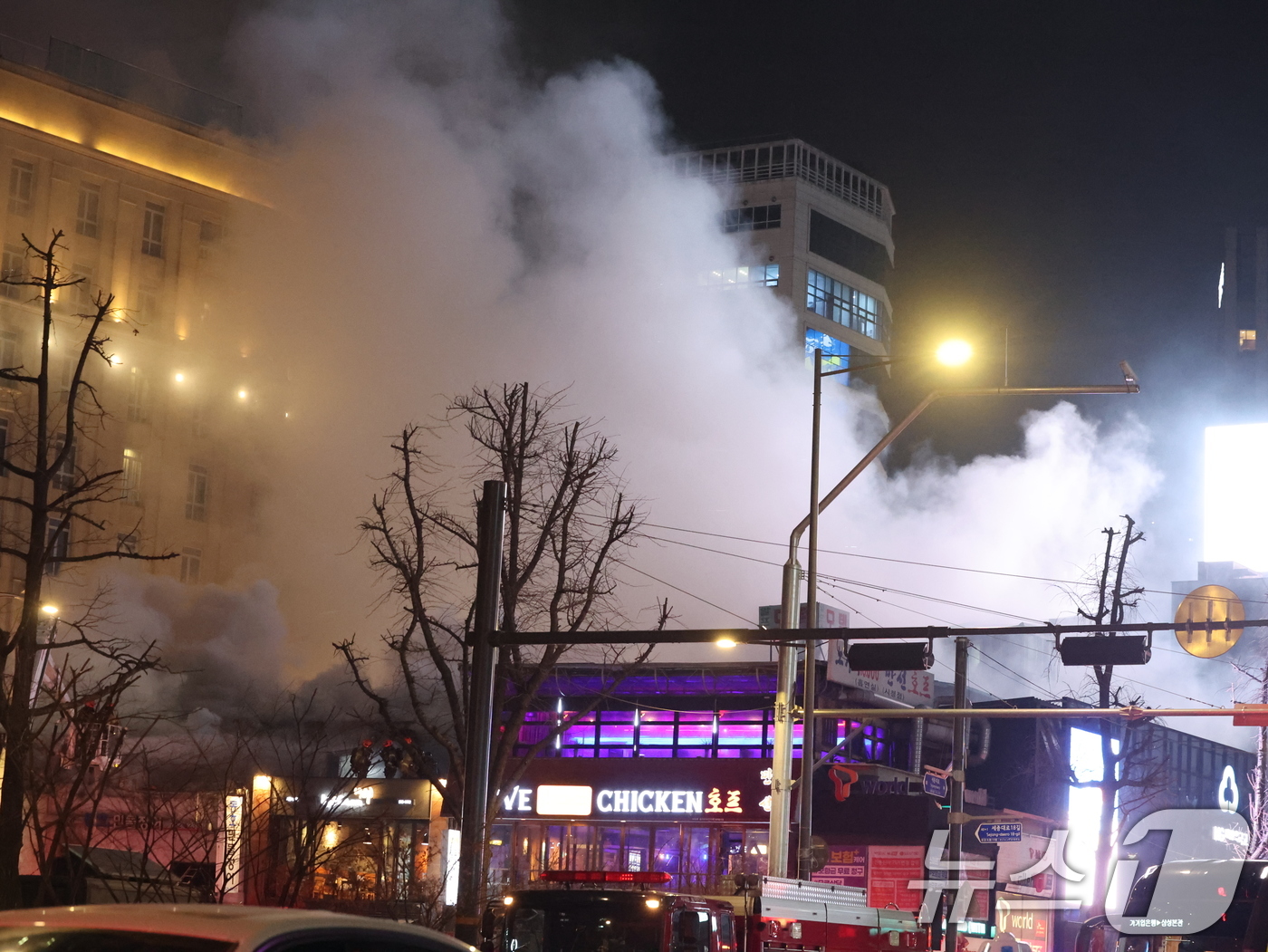 (서울=뉴스1) 황기선 기자 = 26일 오후 서울 중구 북창동 상가 건물에서 화재가 발생해 연기가 피어오르고 있다. 2026.2.26/뉴스1