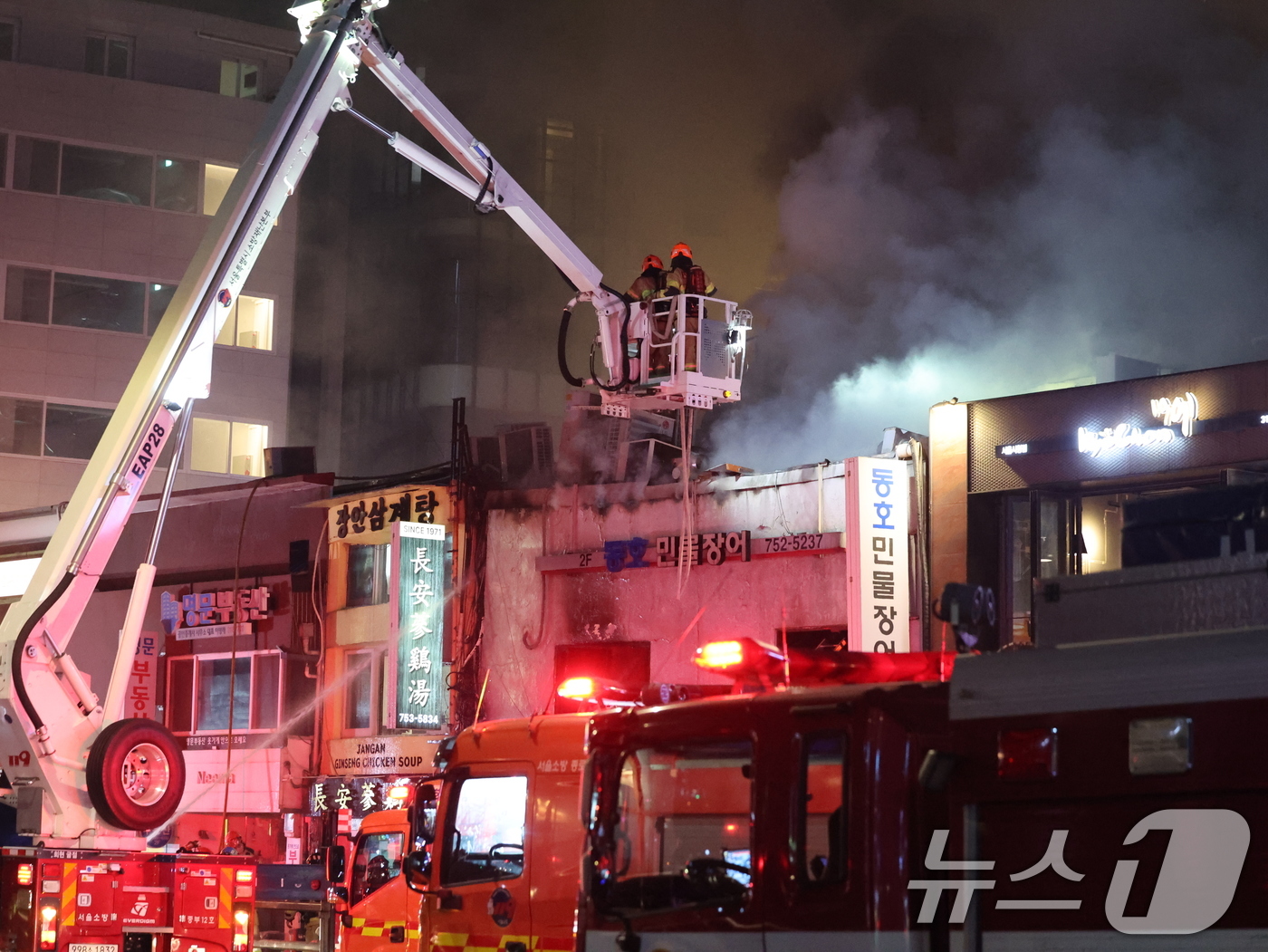 (서울=뉴스1) 황기선 기자 = 26일 오후 서울 중구 북창동 상가 건물에서 화재가 발생해 소방대원이 진화 작업을 하고있다. 2026.2.26/뉴스1