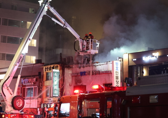 서울 북창동 먹자골목 상가서 화재…소방 진화 중