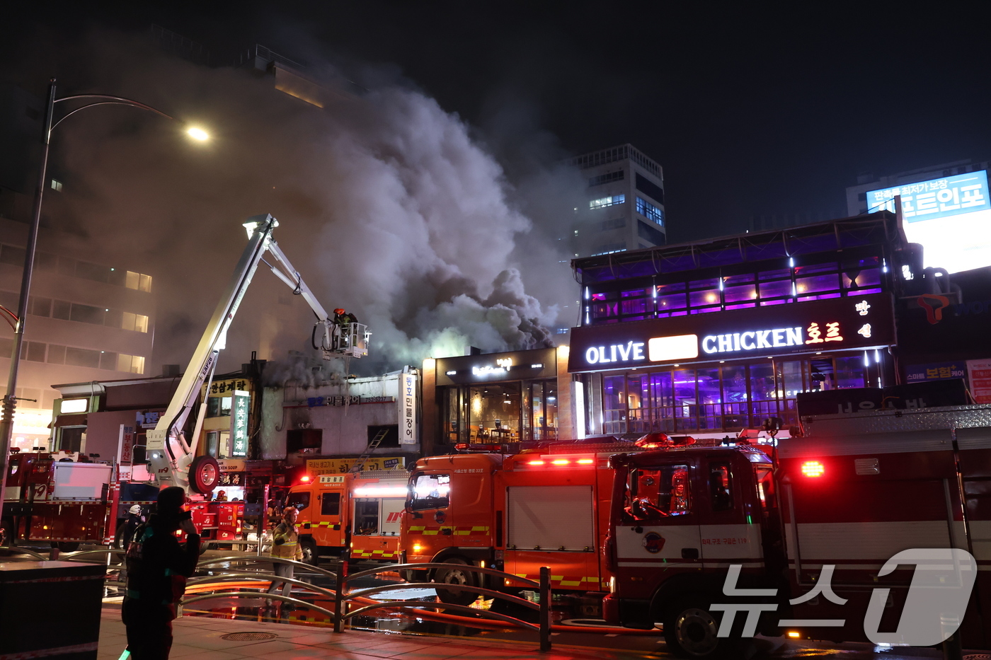 (서울=뉴스1) 황기선 기자 = 26일 오후 서울 중구 북창동 상가 건물에서 화재가 발생해 소방대원이 진화 작업을 하고있다. 2026.2.26/뉴스1