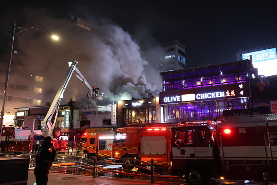 북창동 먹자골목 상가서 화재…퇴근길 일부 구간 교통 통제(종합)