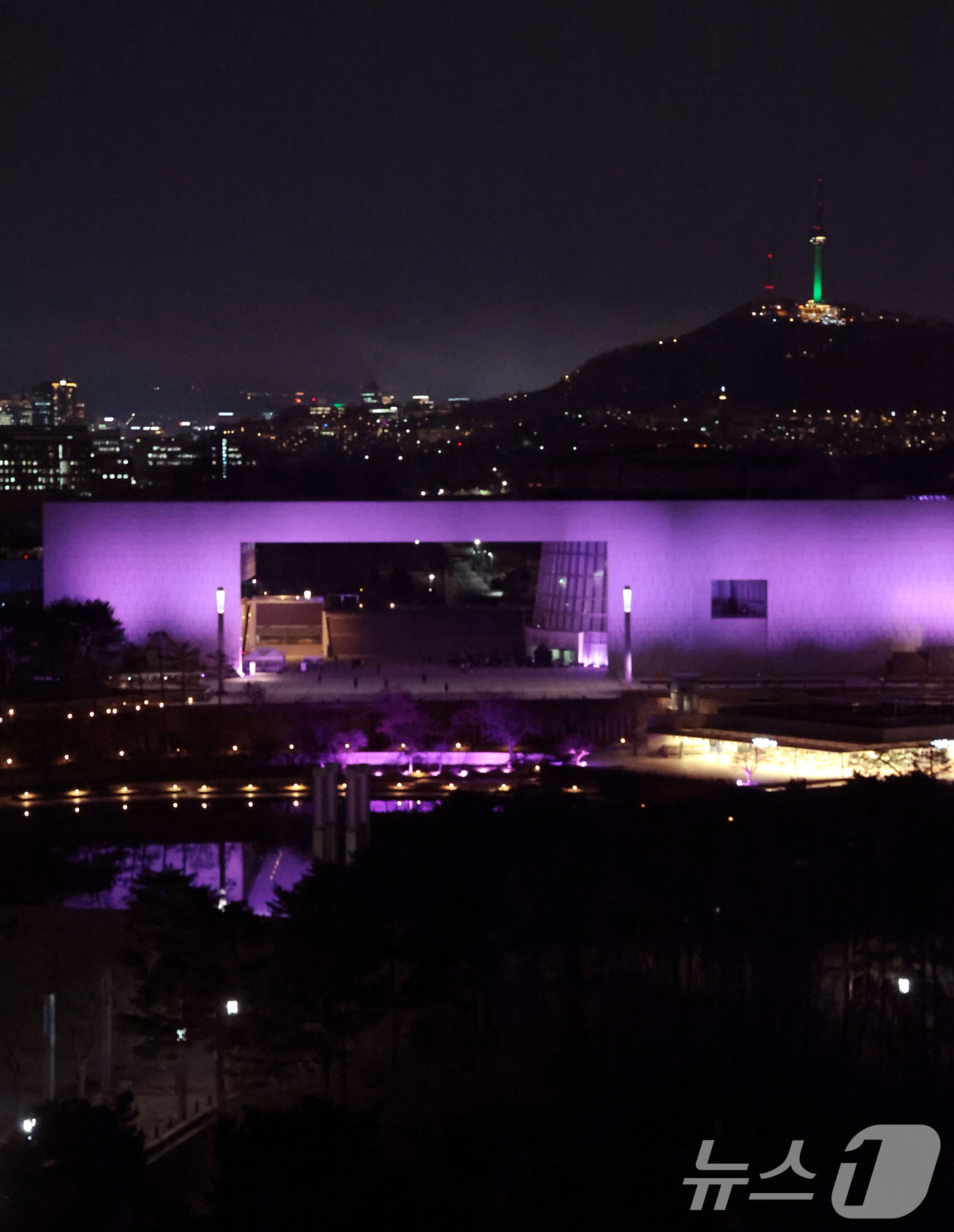 (서울=뉴스1) 권현진 기자 = 26일 오후 서울 용산구 국립중앙박물관 외벽이 글로벌 K-POP 그룹 블랙핑크(BLACKPINK)의 상징색인 핑크빛으로 물들어 있다. 블랙핑크는 컴 …
