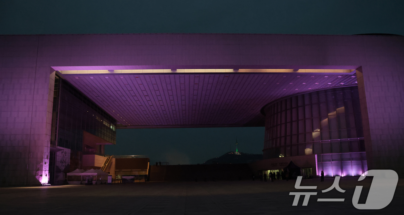 (서울=뉴스1) 권현진 기자 = 26일 오후 서울 용산구 국립중앙박물관 외벽이 글로벌 K-POP 그룹 블랙핑크(BLACKPINK)의 상징색인 핑크빛으로 물들어 있다. 블랙핑크는 컴 …