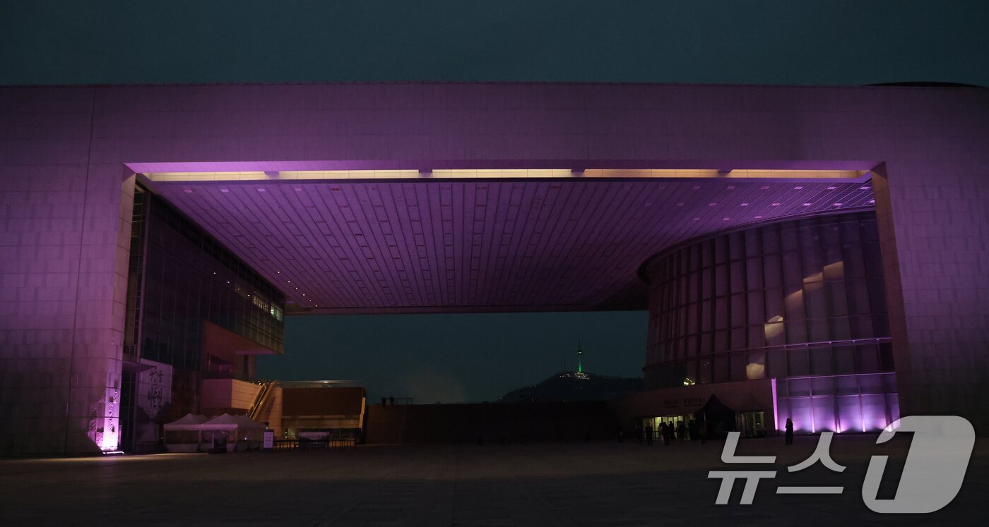 국립중앙박물관이 블랙핑크 상징색인 핑크빛으로