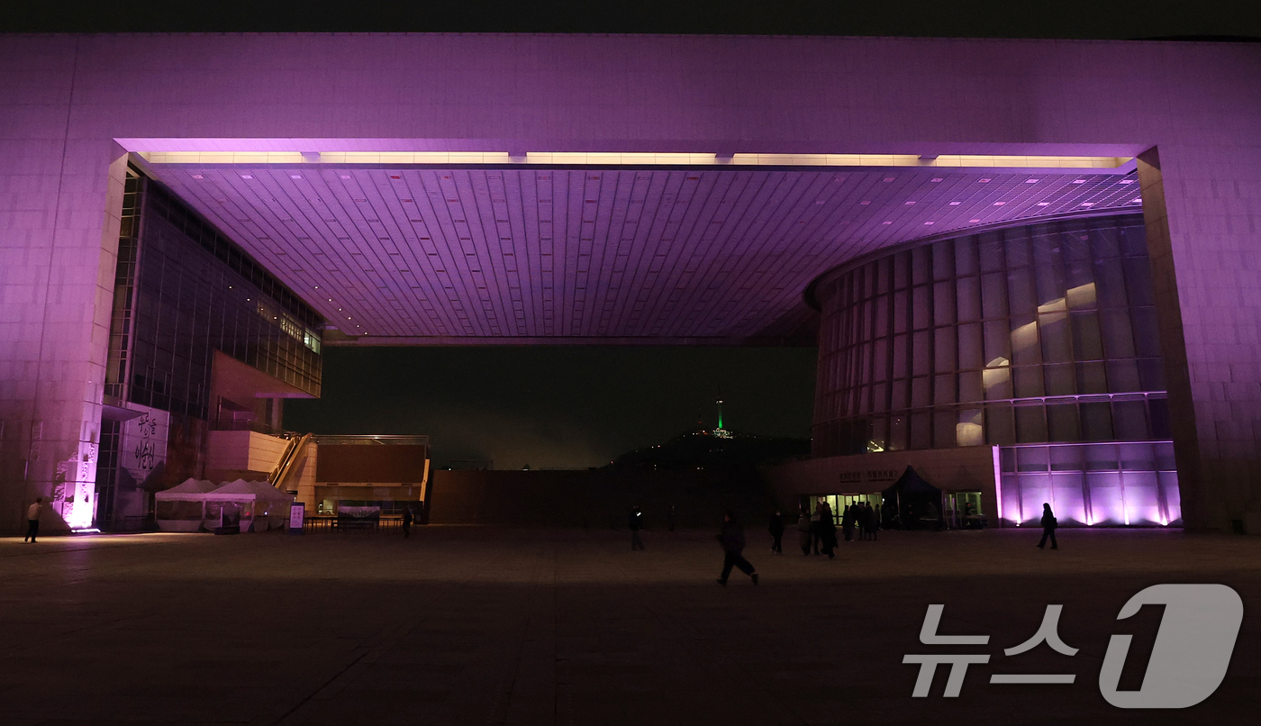 (서울=뉴스1) 권현진 기자 = 26일 오후 서울 용산구 국립중앙박물관 외벽이 글로벌 K-POP 그룹 블랙핑크(BLACKPINK)의 상징색인 핑크빛으로 물들어 있다. 블랙핑크는 컴 …