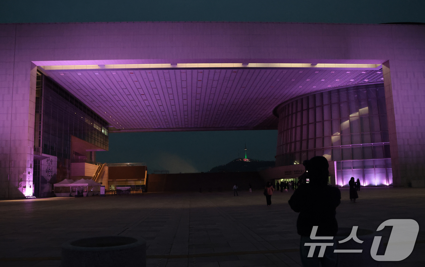 (서울=뉴스1) 권현진 기자 = 26일 오후 서울 용산구 국립중앙박물관 외벽이 글로벌 K-POP 그룹 블랙핑크(BLACKPINK)의 상징색인 핑크빛으로 물들어 있다. 블랙핑크는 컴 …