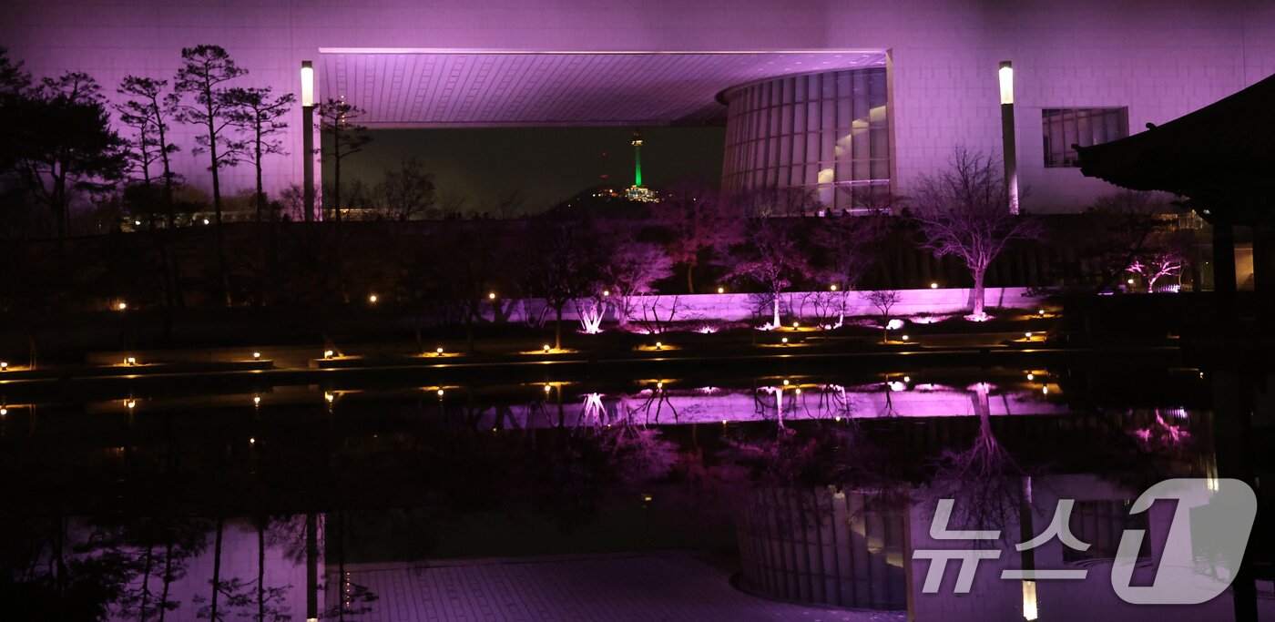 핑크빛으로 물든 국립중앙박물관