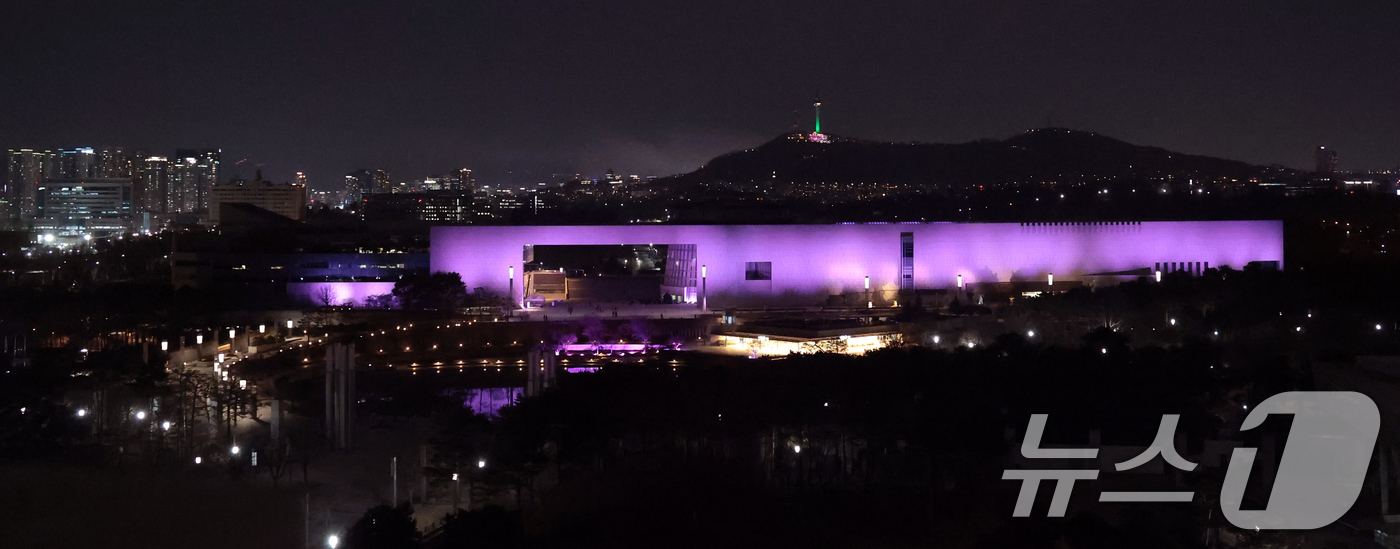 (서울=뉴스1) 권현진 기자 = 26일 오후 서울 용산구 국립중앙박물관 외벽이 글로벌 K-POP 그룹 블랙핑크(BLACKPINK)의 상징색인 핑크빛으로 물들어 있다. 블랙핑크는 컴 …