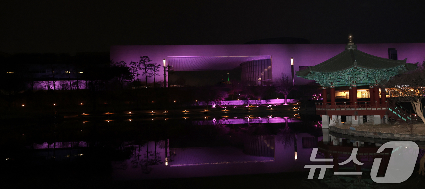 (서울=뉴스1) 권현진 기자 = 26일 오후 서울 용산구 국립중앙박물관 외벽이 글로벌 K-POP 그룹 블랙핑크(BLACKPINK)의 상징색인 핑크빛으로 물들어 있다. 블랙핑크는 컴 …