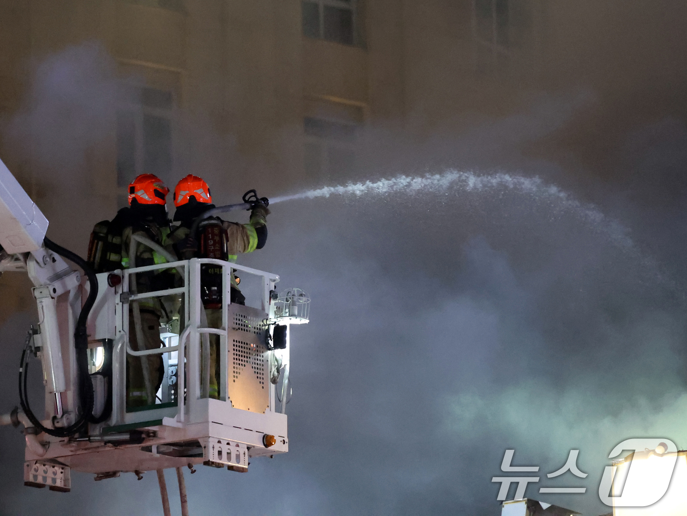 (서울=뉴스1) 황기선 기자 = 26일 오후 서울 중구 북창동 상가 건물에서 화재가 발생해 소방대원이 진화 작업을 하고있다. 2026.2.26/뉴스1