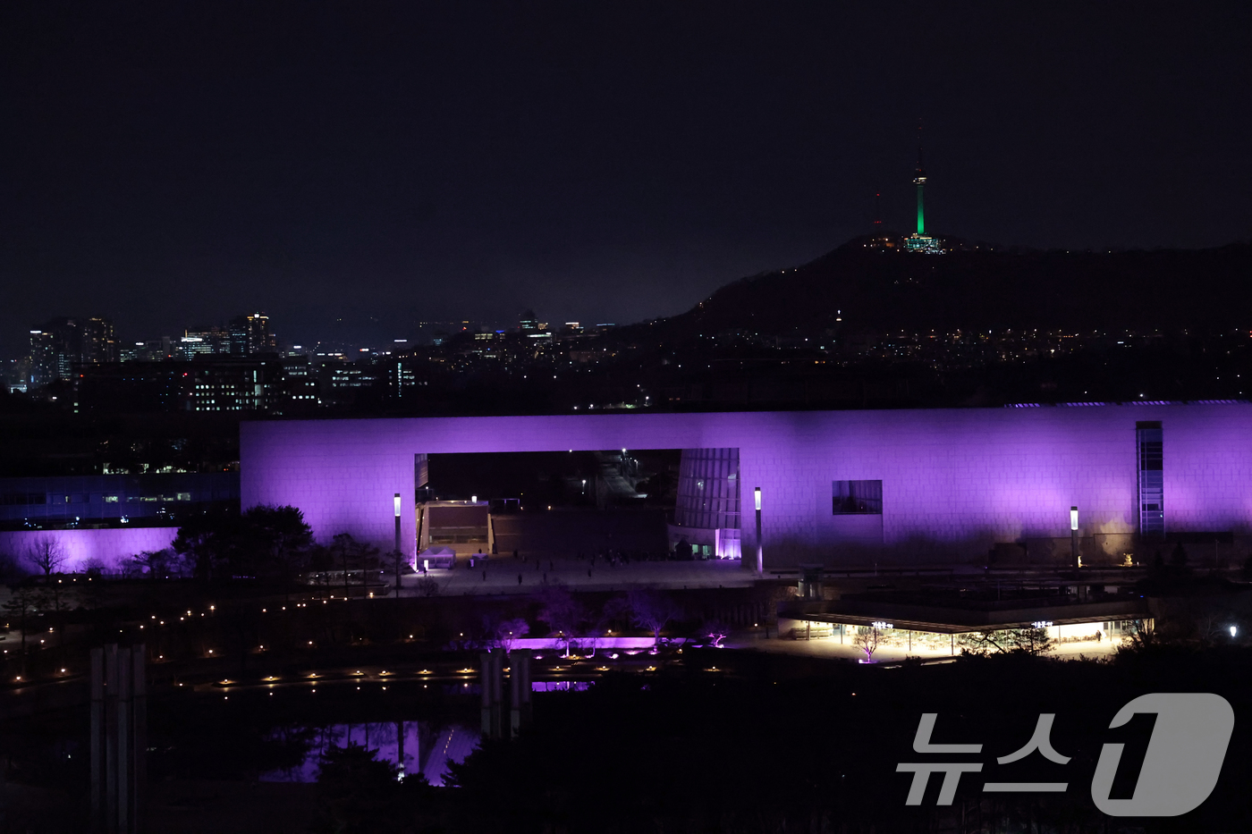 (서울=뉴스1) 권현진 기자 = 26일 오후 서울 용산구 국립중앙박물관 외벽이 글로벌 K-POP 그룹 블랙핑크(BLACKPINK)의 상징색인 핑크빛으로 물들어 있다. 블랙핑크는 컴 …