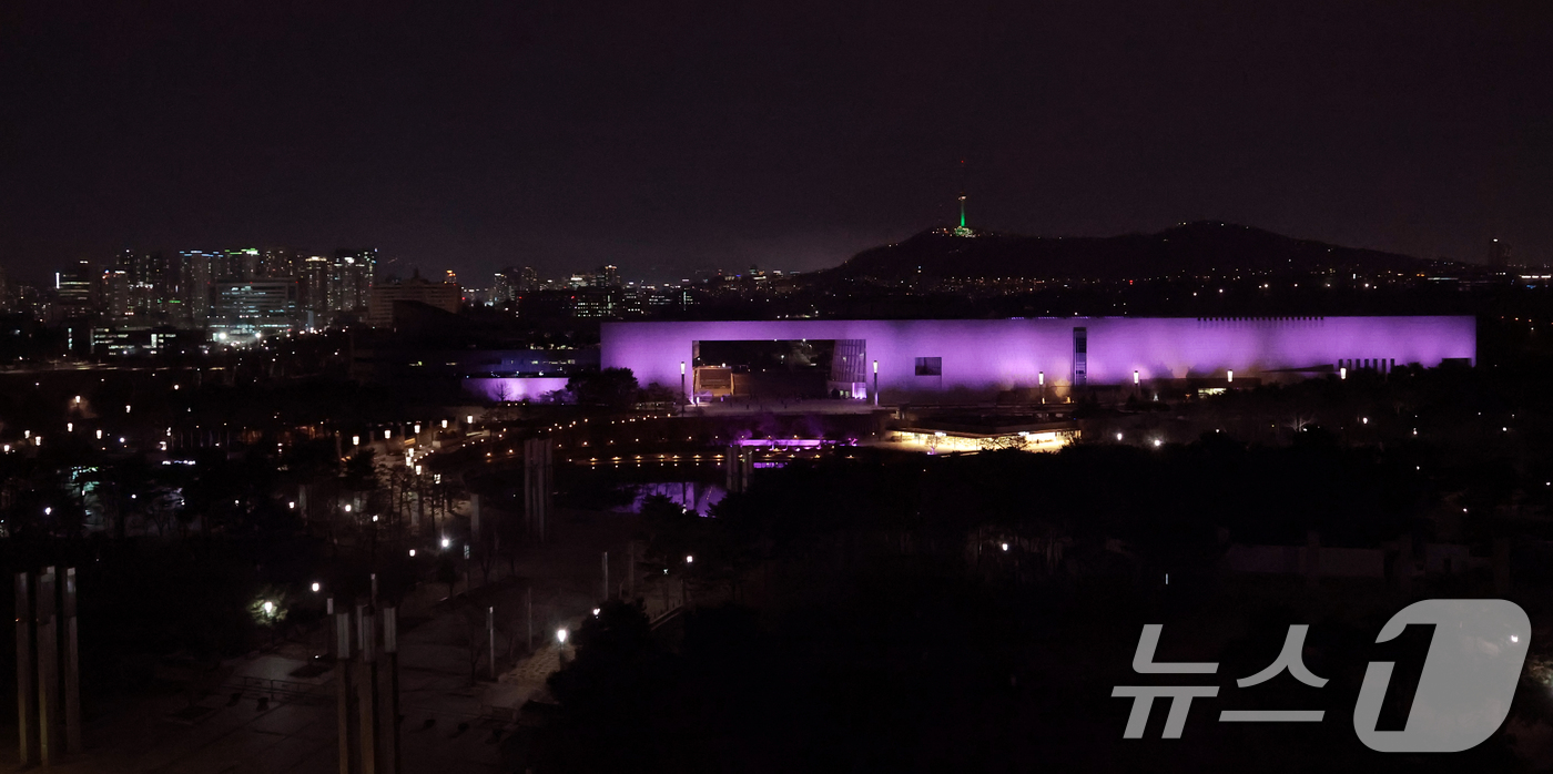 (서울=뉴스1) 권현진 기자 = 26일 오후 서울 용산구 국립중앙박물관 외벽이 글로벌 K-POP 그룹 블랙핑크(BLACKPINK)의 상징색인 핑크빛으로 물들어 있다. 블랙핑크는 컴 …