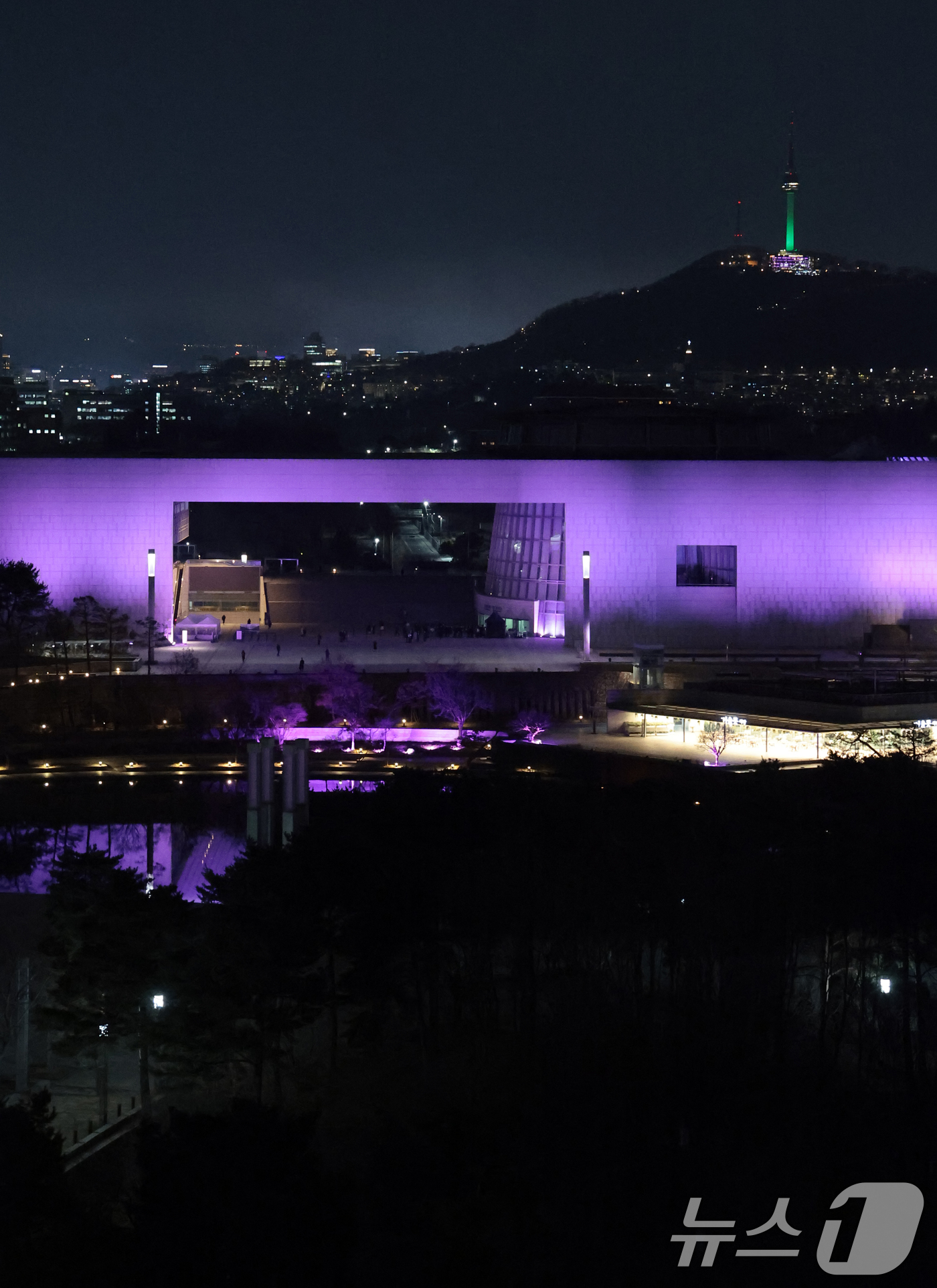 (서울=뉴스1) 권현진 기자 = 26일 오후 서울 용산구 국립중앙박물관 외벽이 글로벌 K-POP 그룹 블랙핑크(BLACKPINK)의 상징색인 핑크빛으로 물들어 있다. 블랙핑크는 컴 …