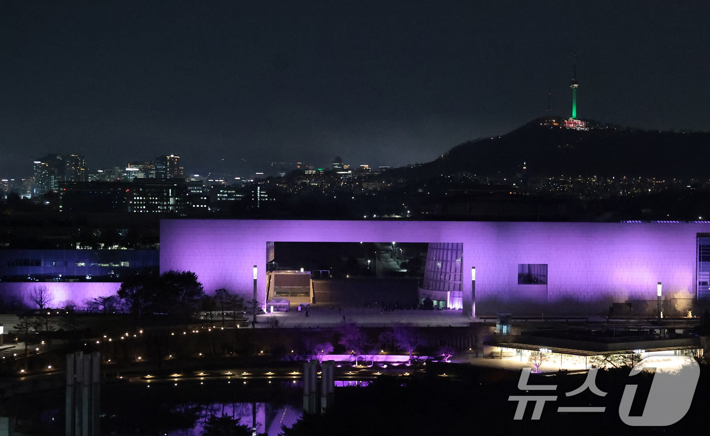 (서울=뉴스1) 권현진 기자 = 26일 오후 서울 용산구 국립중앙박물관 외벽이 글로벌 K-POP 그룹 블랙핑크(BLACKPINK)의 상징색인 핑크빛으로 물들어 있다. 블랙핑크는 컴 …