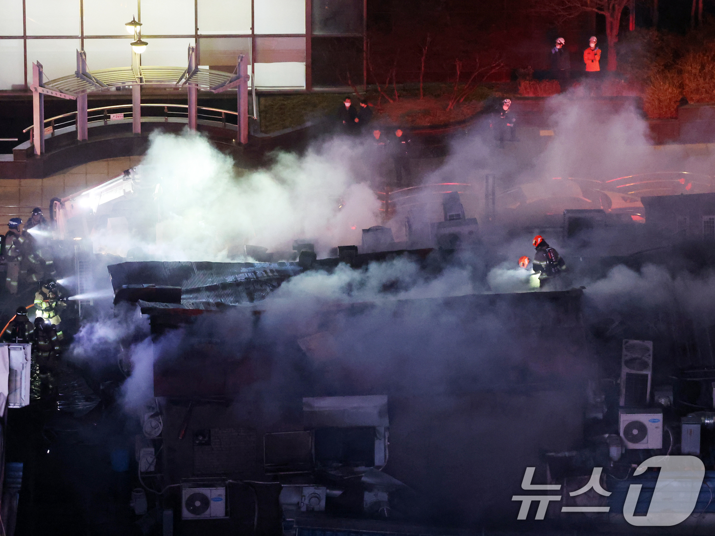 (서울=뉴스1) 황기선 기자 = 26일 오후 서울 중구 북창동 상가 건물에서 화재가 발생해 소방대원이 진화 작업을 하고있다. 2026.2.26/뉴스1