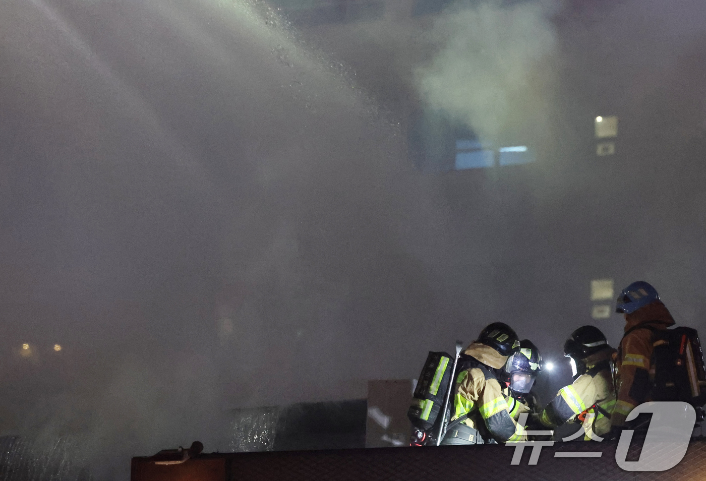 (서울=뉴스1) 황기선 기자 = 26일 오후 서울 중구 북창동 상가 건물에서 화재가 발생해 소방대원이 진화 작업을 하고있다. 2026.2.26/뉴스1
