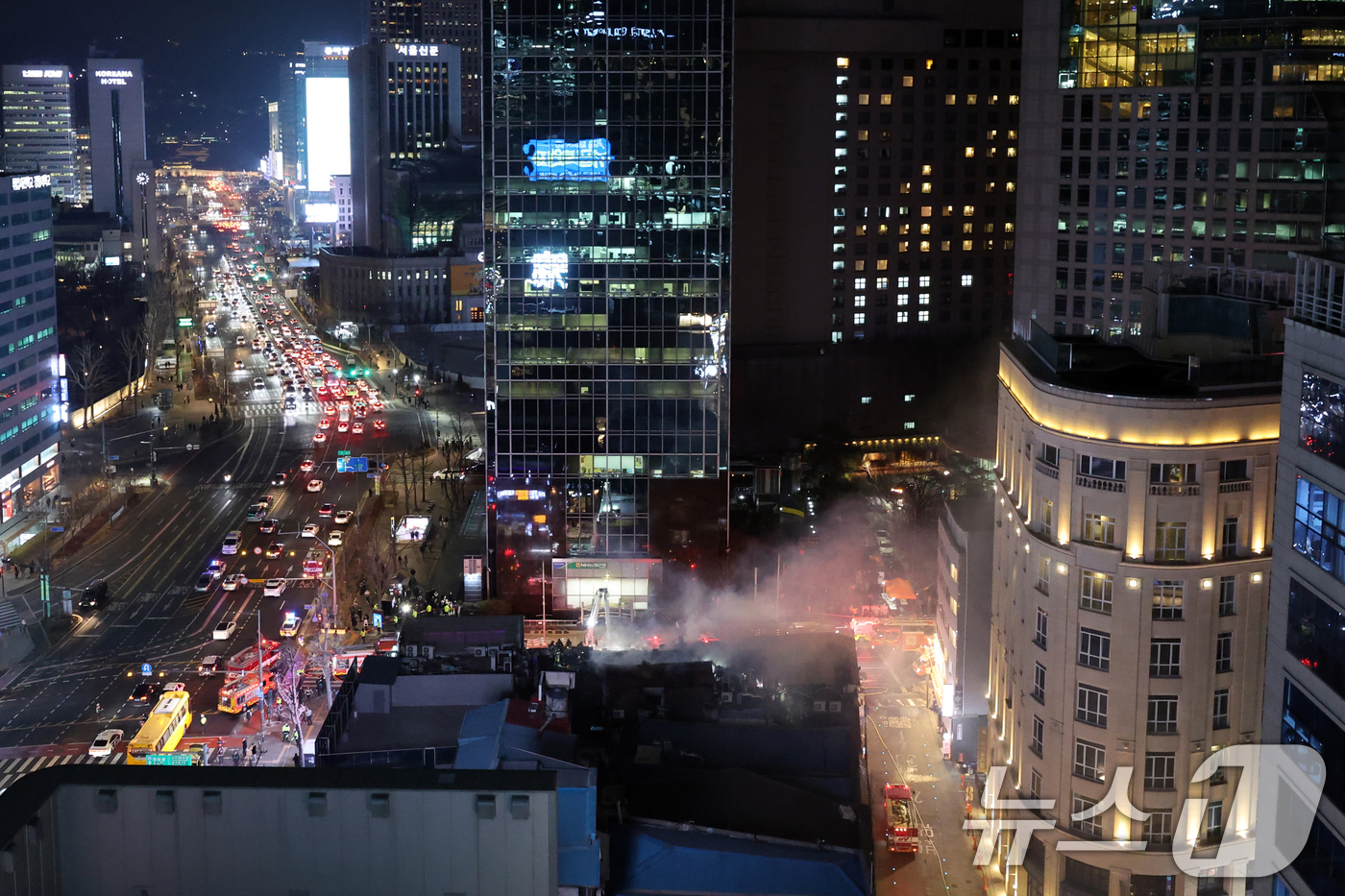 (서울=뉴스1) 황기선 기자 = 26일 오후 서울 중구 북창동 상가 건물에서 화재가 발생해 소방대원이 진화 작업을 하고있다. 2026.2.26/뉴스1