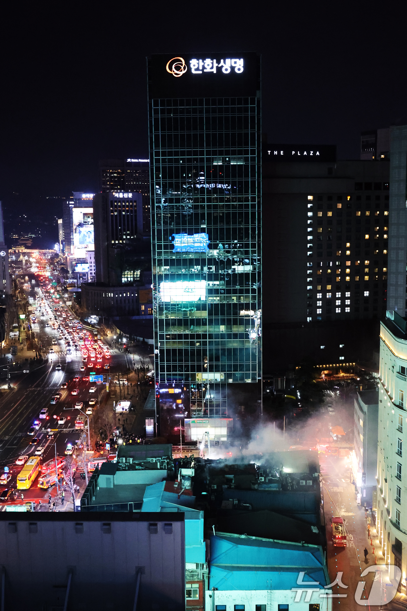 (서울=뉴스1) 황기선 기자 = 26일 오후 서울 중구 북창동 상가 건물에서 화재가 발생해 소방대원이 진화 작업을 하고있다. 2026.2.26/뉴스1