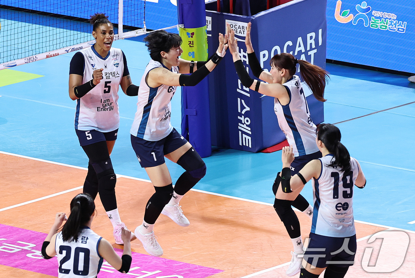 (인천=뉴스1) 구윤성 기자 = GS칼텍스 최가은 등 선수들이 26일 오후 인천 삼산월드체육관에서 열린 프로배구 '진에어 2025-26 V-리그' 여자부 흥국생명과 GS칼텍스의 경 …