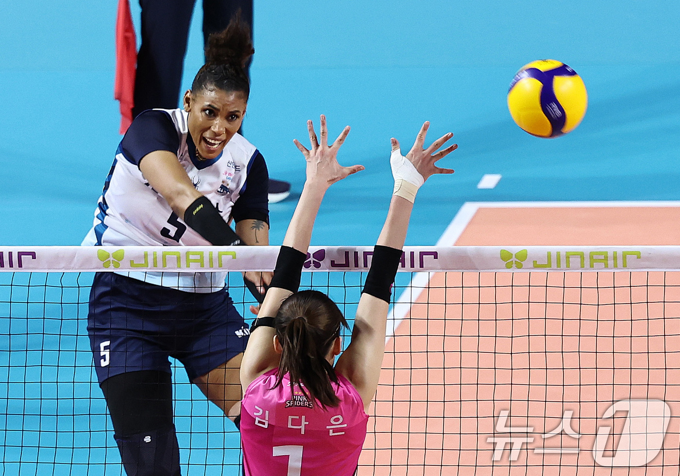 (인천=뉴스1) 구윤성 기자 = GS칼텍스 실바가 26일 오후 인천 삼산월드체육관에서 열린 프로배구 '진에어 2025-26 V-리그' 여자부 흥국생명과 GS칼텍스의 경기에서 스파이 …