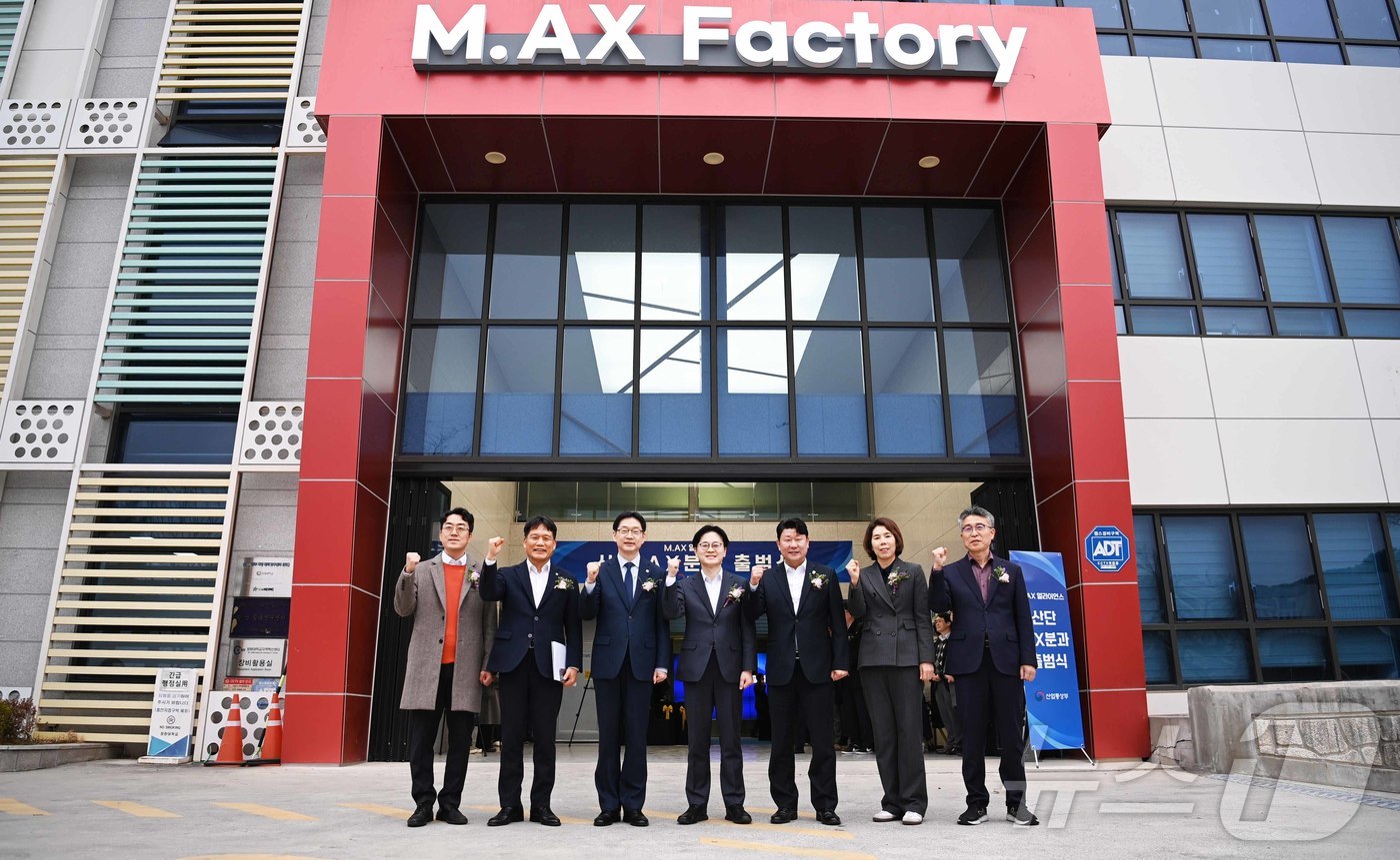 (서울=뉴스1) = 김정관 산업통상부 장관이 26일 경남 창원시 창원대학교에서 열린 '산업단지 AX 분과 출범식'에서 참석자들과 기념촬영을 하고 있다. (산업통상부 제공. 재판매 …