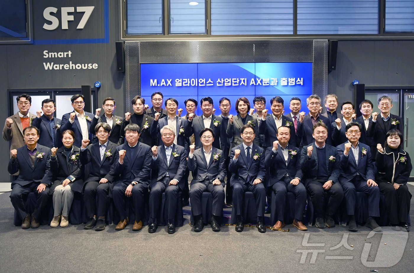 (서울=뉴스1) = 김정관 산업통상부 장관이 26일 경남 창원시 창원대학교에서 열린 '산업단지 AX 분과 출범식'에서 참석자들과 기념촬영을 하고 있다. (산업통상부 제공. 재판매 …