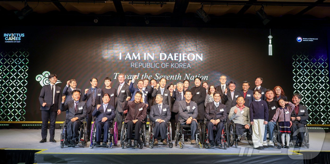 (서울=뉴스1) = 권오을 국가보훈부 장관이 26일 오후 서울시 중구 더플라자호텔에서 열린 인빅터스재단 실사단 방한 만찬에서 참석자들과 기념촬영을 하고 있다. (국가보훈부제공. 재 …