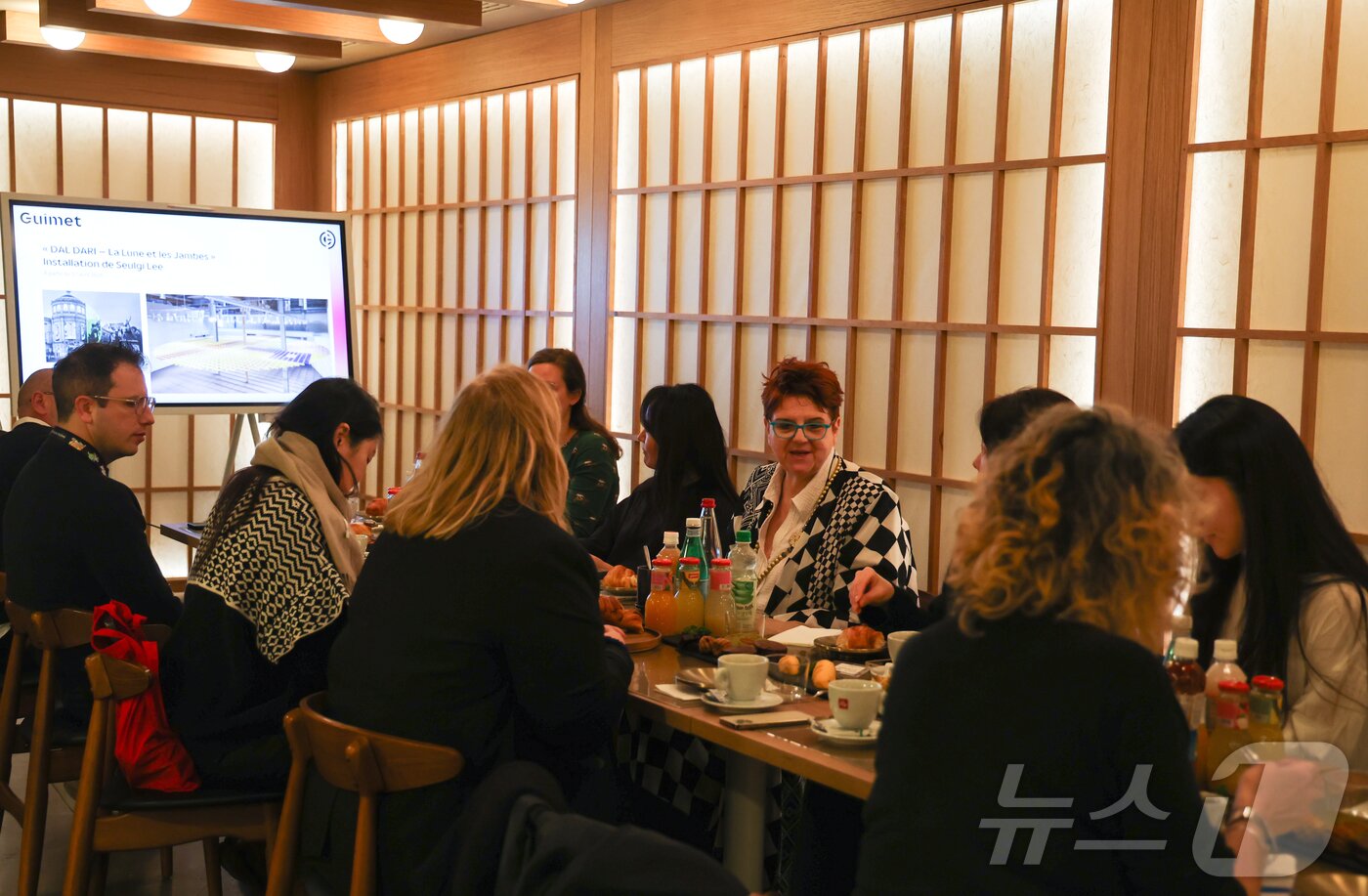 본문 이미지 - 26일(현지시간) 프랑스 파리 국립기메동양박물관에서 열린 한불 수교 140주년 기념 미디어 조찬에서 야니크 린츠 박물관장이 ‘2026년 한국의 해’ 연간 프로그램을 설명하고 있다. 2026.2.26 ⓒ 뉴스1 이준성 기자