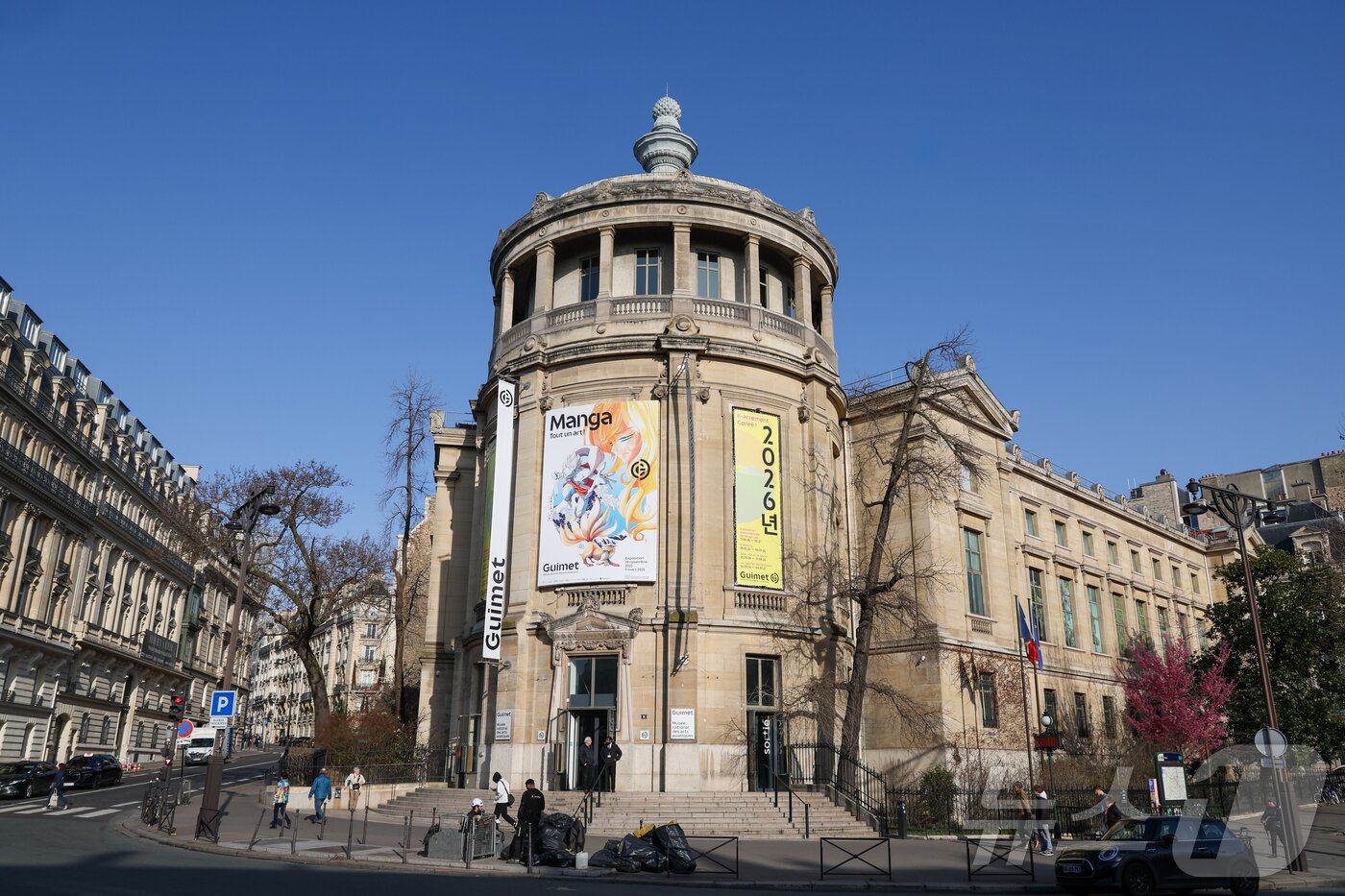 본문 이미지 - 26일(현지시간) 프랑스 파리 국립 기메동양박물관 외벽에 ‘2026년’이라는 한국어 문구가 적힌 현수막이 걸려 있다. 기메박물관은 한불 수교 140주년을 맞아 ‘2026년 한국의 해’ 연간 프로그램을 진행할 예정이다. 2026.2.26 ⓒ 뉴스1 이준성 기자