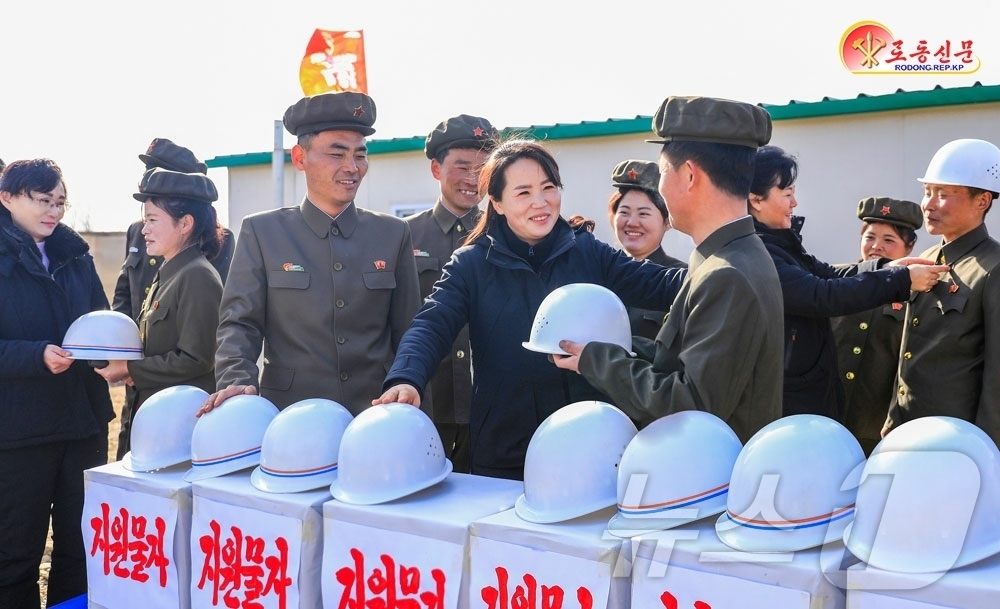 (평양 노동신문=뉴스1) = 북한 노동당 기관지 노동신문은 27일 "조국의 서북변 한끝에서 거창한 전변의 새 신화를 창조한 우리의 미덥고 자랑스러운 백두산영웅청년돌격대원들이 당의 …