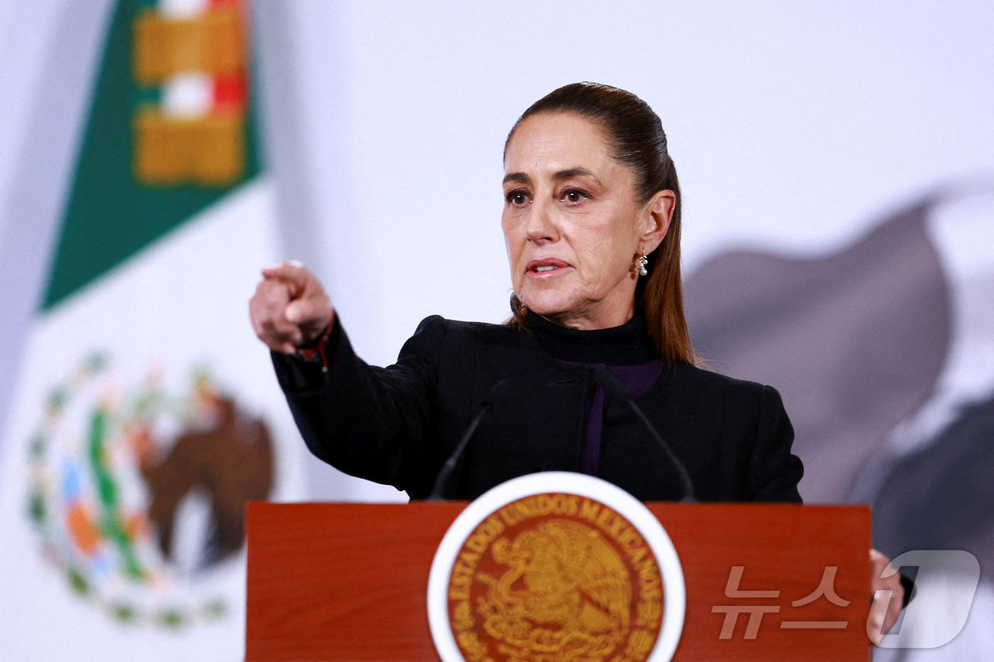 (멕시코시티 로이터=뉴스1) 김경민 기자 = 클라우디아 셰인바움 멕시코 대통령이 23일(현지시간) 멕시코 마약왕 네메시오 오세게라가 사망한 이후 기자회견을 갖고 있다. 2026.2 …