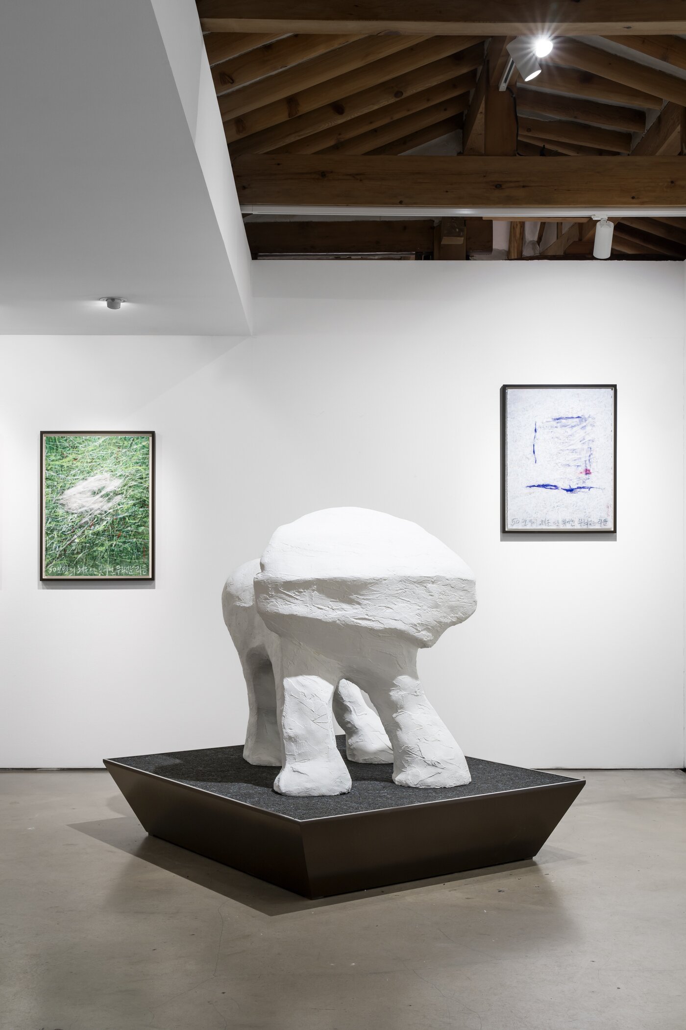 본문 이미지 - 엄정순 '보푸라기 - 촉각적 사건'전 전시 전경 (학고재 제공)