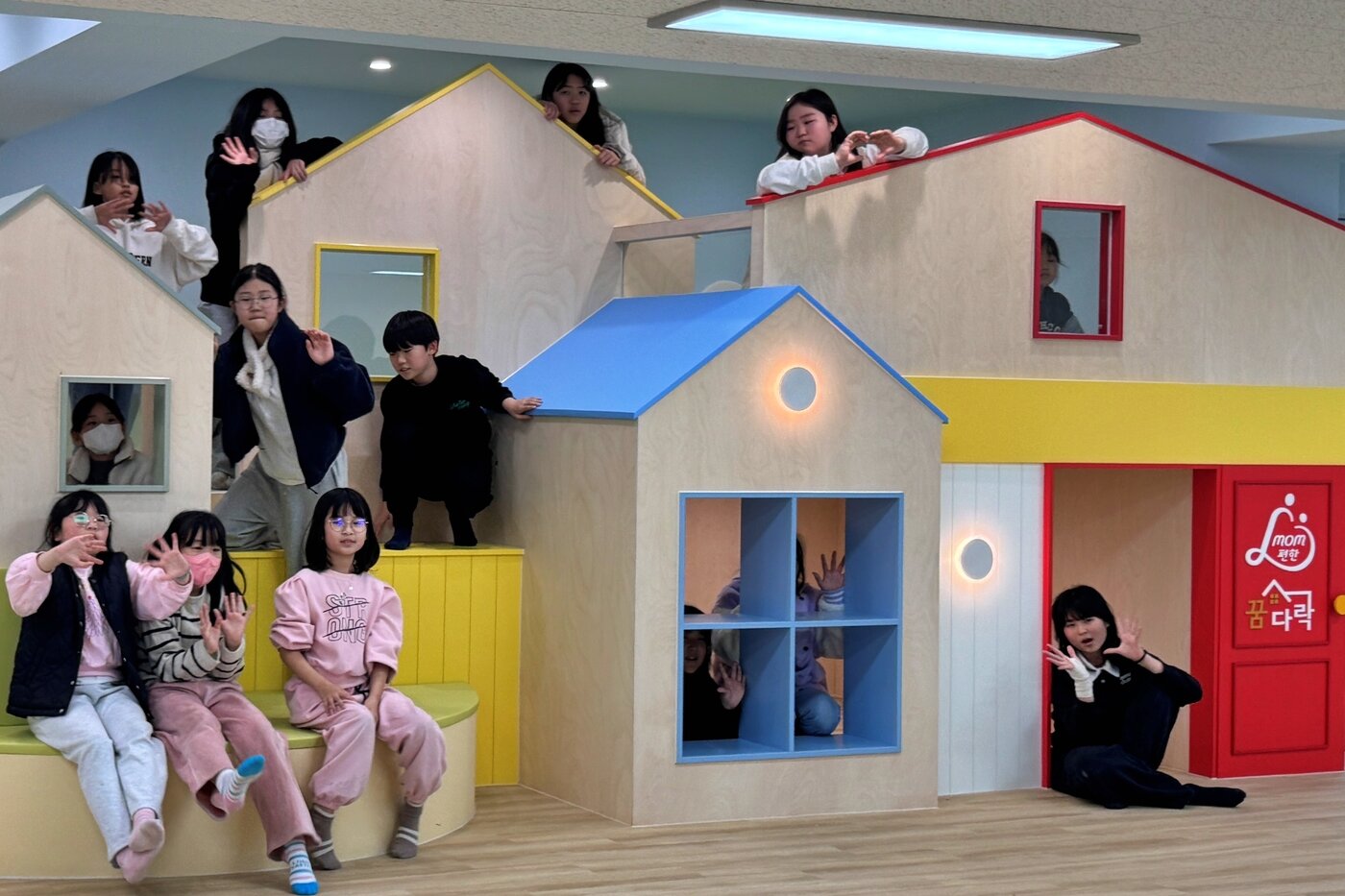본문 이미지 - 부산광역시 동구에 위치한 'mom편한 꿈다락' 100호점에서 기념촬영을 하고 있는 센터 아동 모습(롯데 제공)