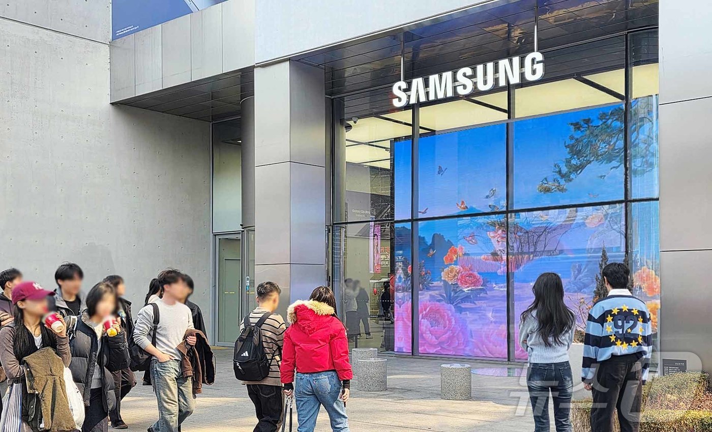 (서울=뉴스1) = 삼성전자가 새롭게 선보인 '갤럭시 S26 울트라'를 만나볼 수 있는 '갤럭시 스튜디오'를 26일부터 삼성 강남과 삼성스토어 홍대에서 운영한다고 27일 밝혔다. …