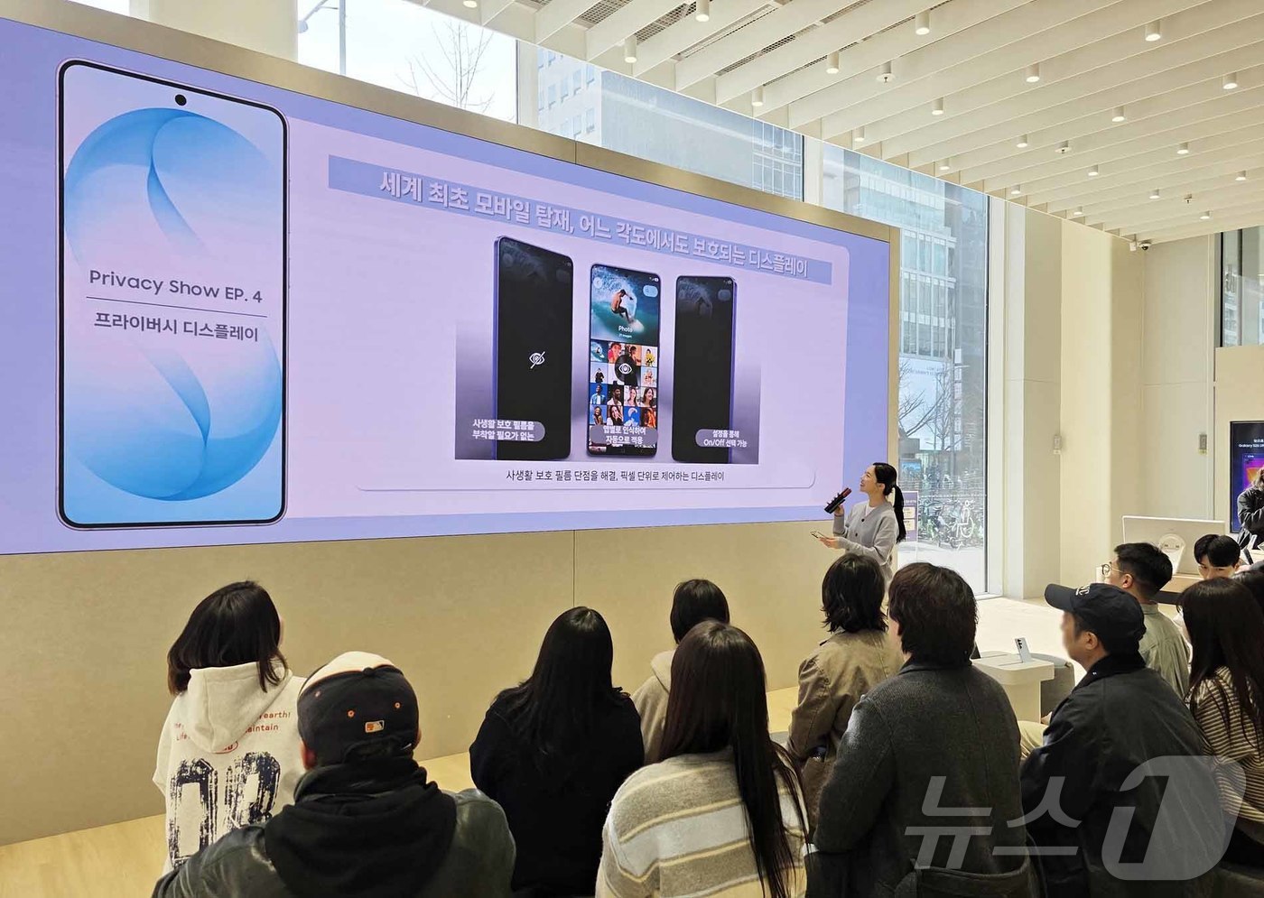 (서울=뉴스1) = 삼성전자가 새롭게 선보인 '갤럭시 S26 울트라'를 만나볼 수 있는 '갤럭시 스튜디오'를 26일부터 삼성 강남과 삼성스토어 홍대에서 운영한다고 27일 밝혔다. …