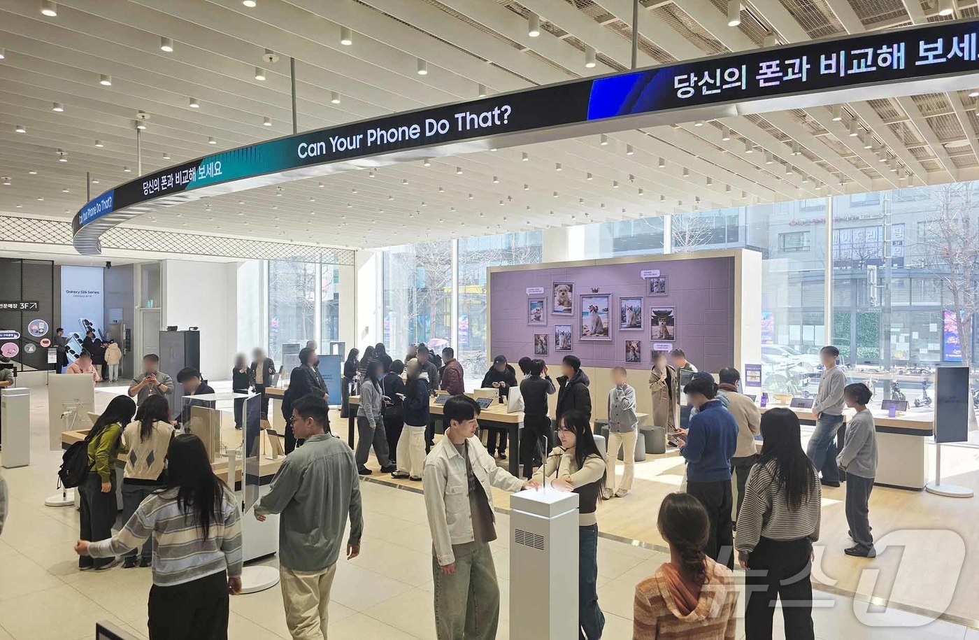 (서울=뉴스1) = 삼성전자가 새롭게 선보인 '갤럭시 S26 울트라'를 만나볼 수 있는 '갤럭시 스튜디오'를 26일부터 삼성 강남과 삼성스토어 홍대에서 운영한다고 27일 밝혔다. …