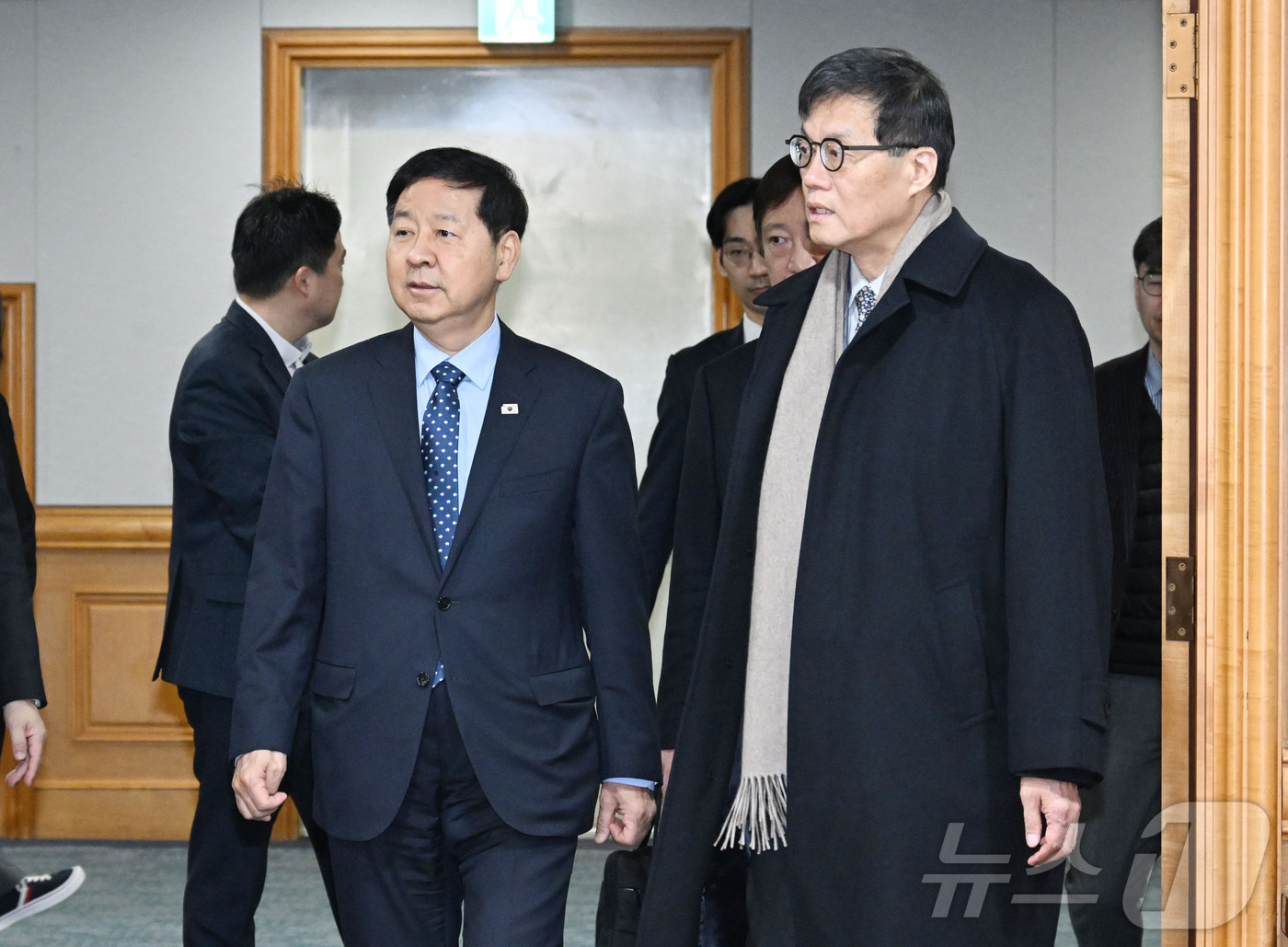(서울=뉴스1) = 구윤철 부총리 겸 재정경제부 장관과 이창용 한국은행 총재가 27일 서울 중구 은행연합회에서 열린 시장상황점검회의에 참석하고 있다. (재정경제부 제공. 재판매 및 …